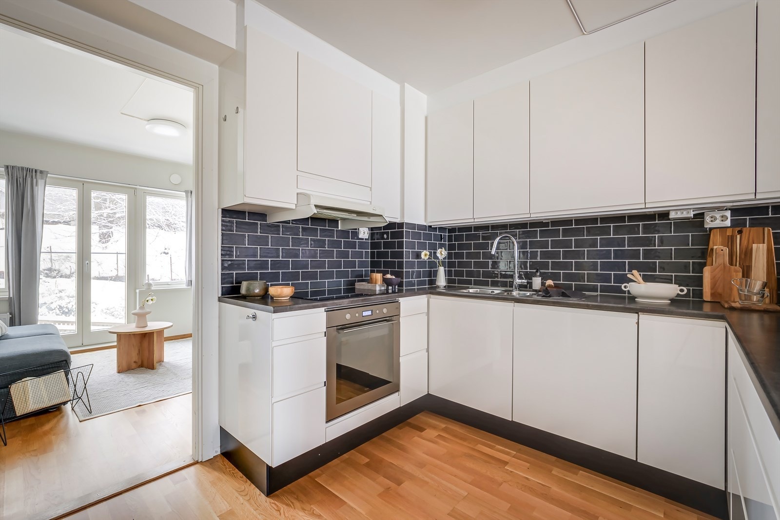 Kjøkkenet har integrerte hvitevarer og frittstående kjøleskap. Galleribilde