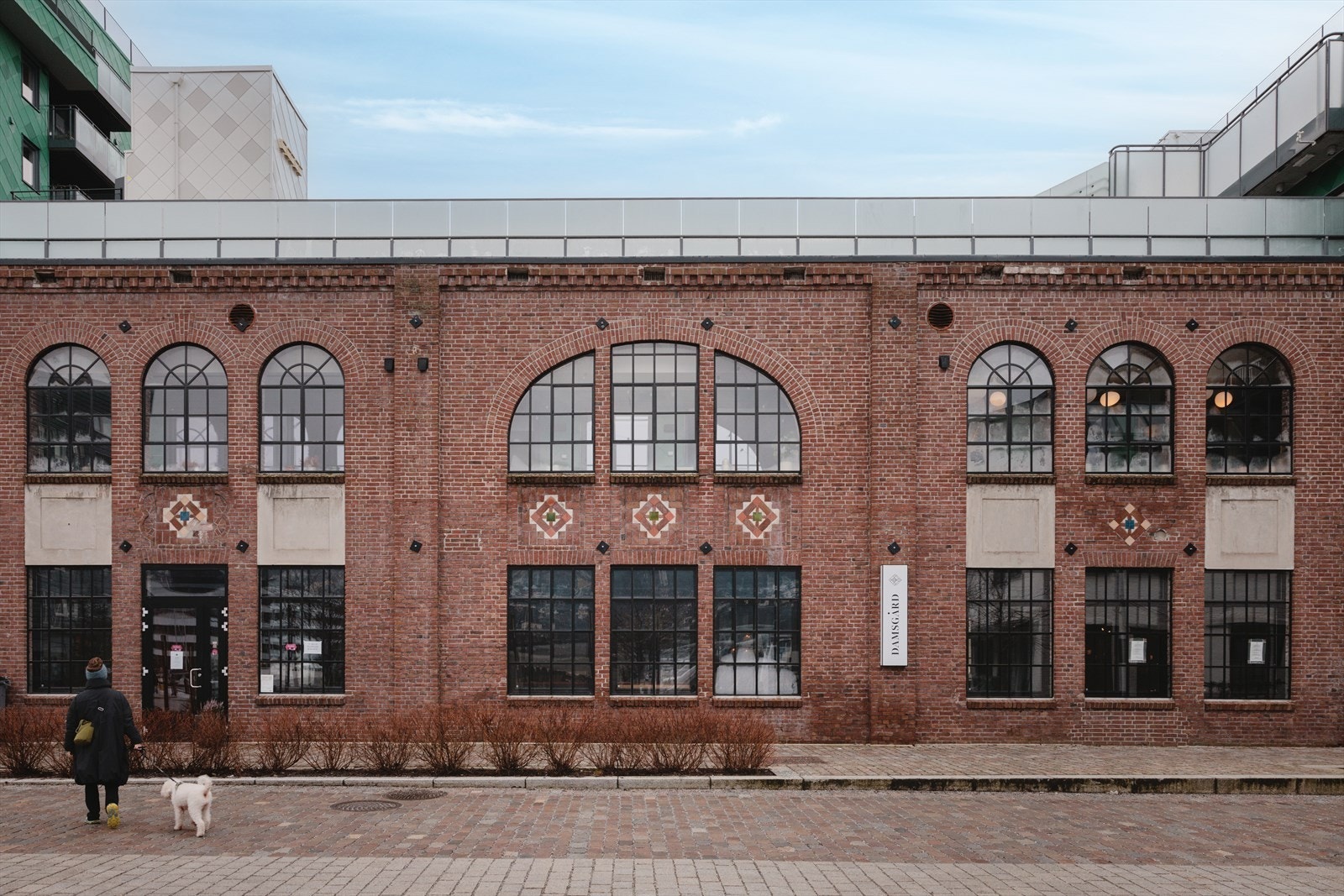 Fasade. Leiligheten ligger fint til i andre etasje, med prima beliggenhet Galleribilde