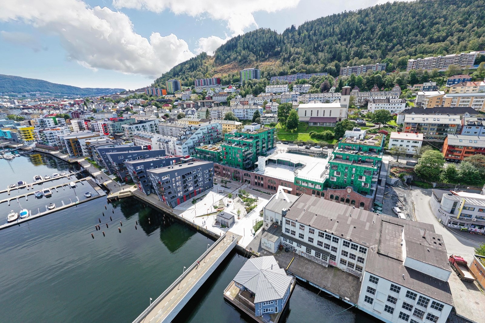 Trasker du over Lillepudden finner du også vakre Møhlenpris med park, kaféer, ballbane og Handelshøyskolen BI Galleribilde