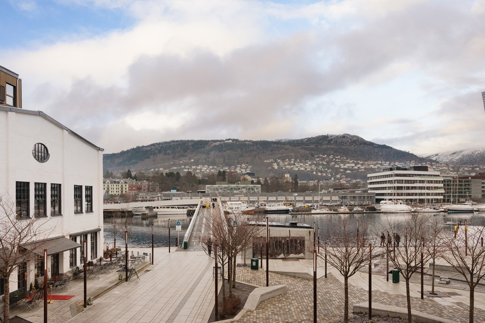 Utsikten fra vinterhagen er super - det er åpent og fritt, og med utsikt ut mot møtepunktet på Damsgård og videre mot Byfjellene Galleribilde