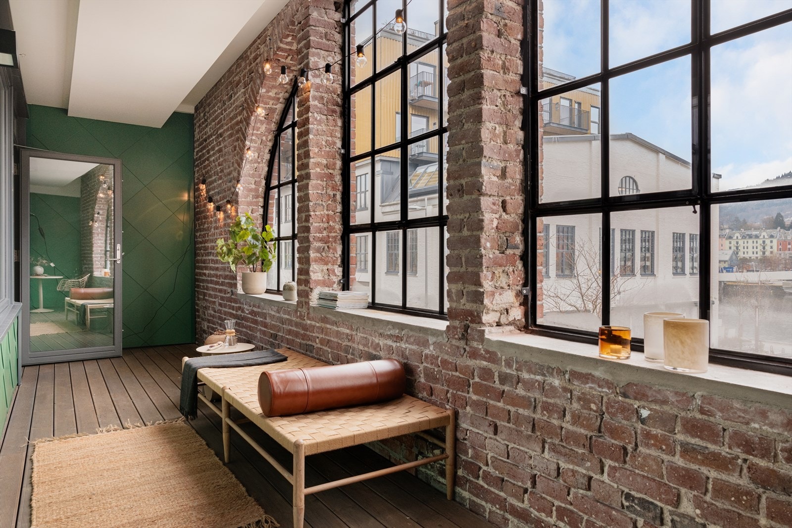Det er kun et fåtall av boliger i sameiet som har denne utformingen, og kombinasjon av mur og glass gir leiligheten et inntrykk av urbant design. Galleribilde