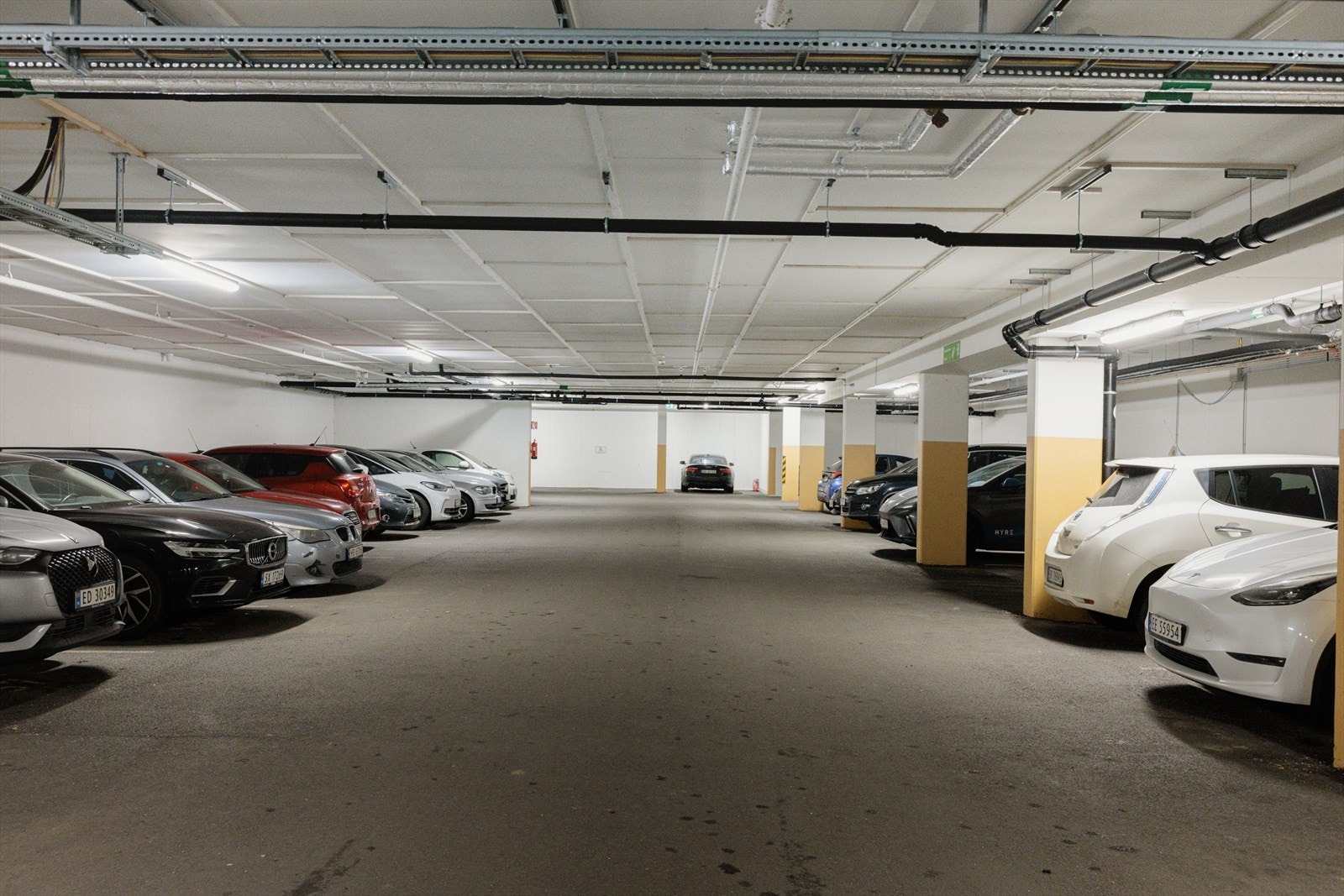 Det er parkeringshus i bygget. Du kan betale via app, og det er muligheter for leieavtaler gjennom Aimo Park. Her går du tørrskodd til leiligheten Galleribilde