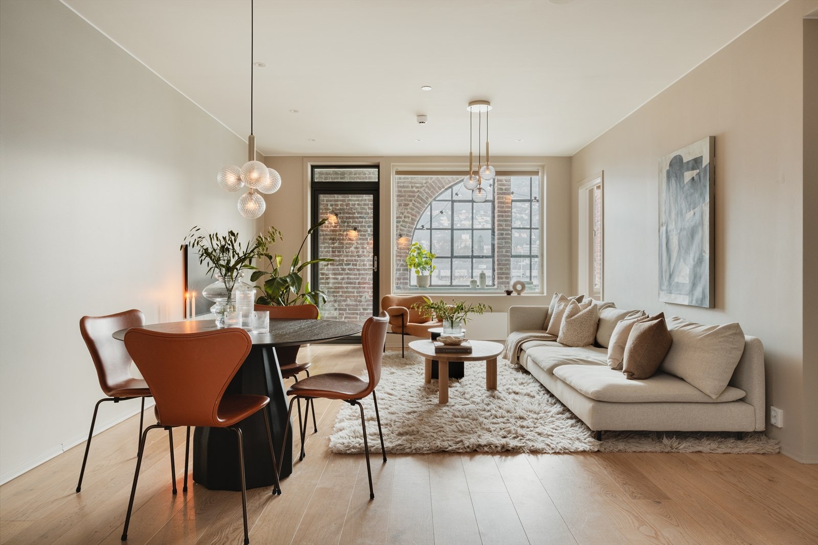 Leiligheten har en gjennomgående god planløsning som enkelt kan innredes med sofa- og TV krok, samt spisebord Galleribilde