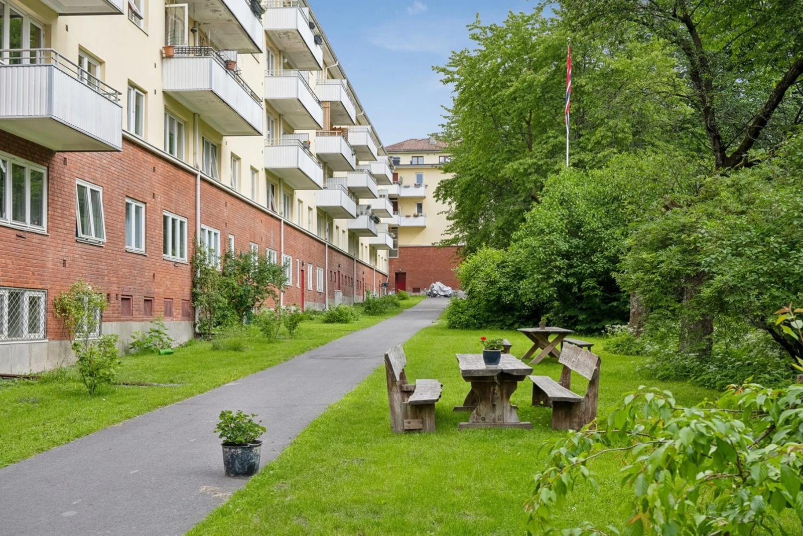 Hyggelig og pent opparbeidet bakgård. Galleribilde