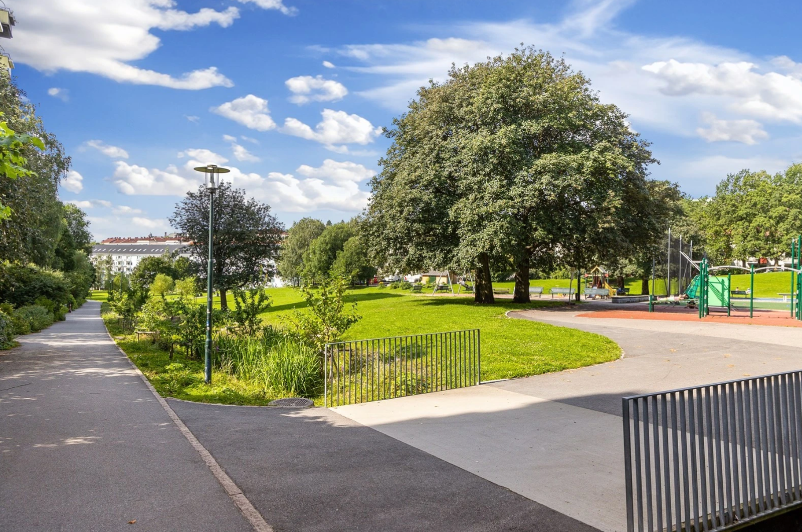 Ilaparken, en stor, grønn og luftig oase ligger i umiddelbar nærhet fra leiligheten. Galleribilde