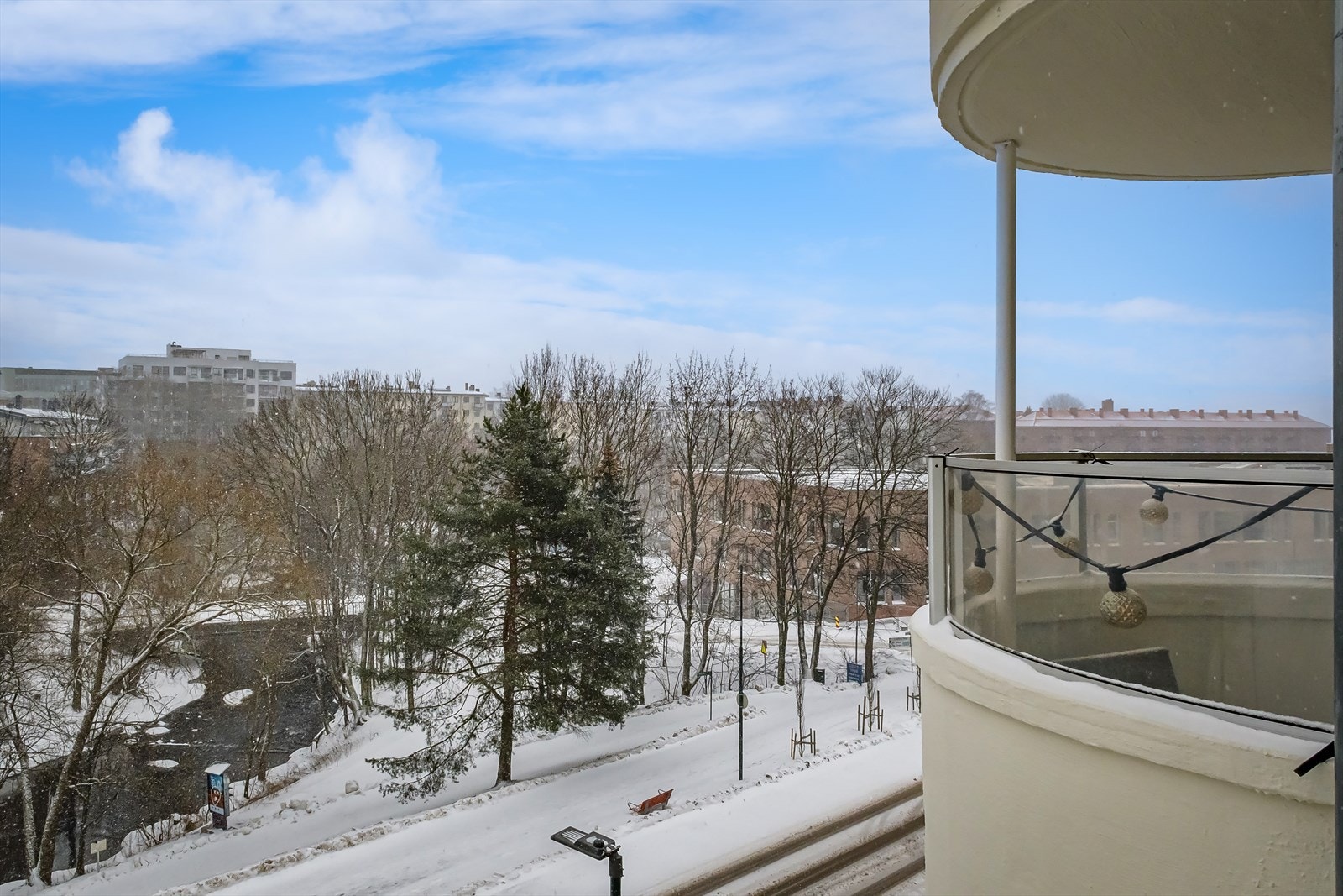 Balkongen ligger høyt og luftig med hyggelig utsikt utover Akerselva. Galleribilde