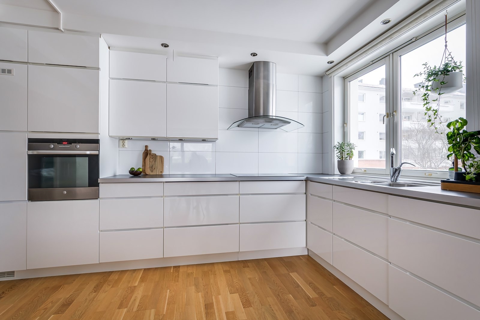 Innredningen har stilrene, hvite fronter og en laminert benkeplate. Galleribilde