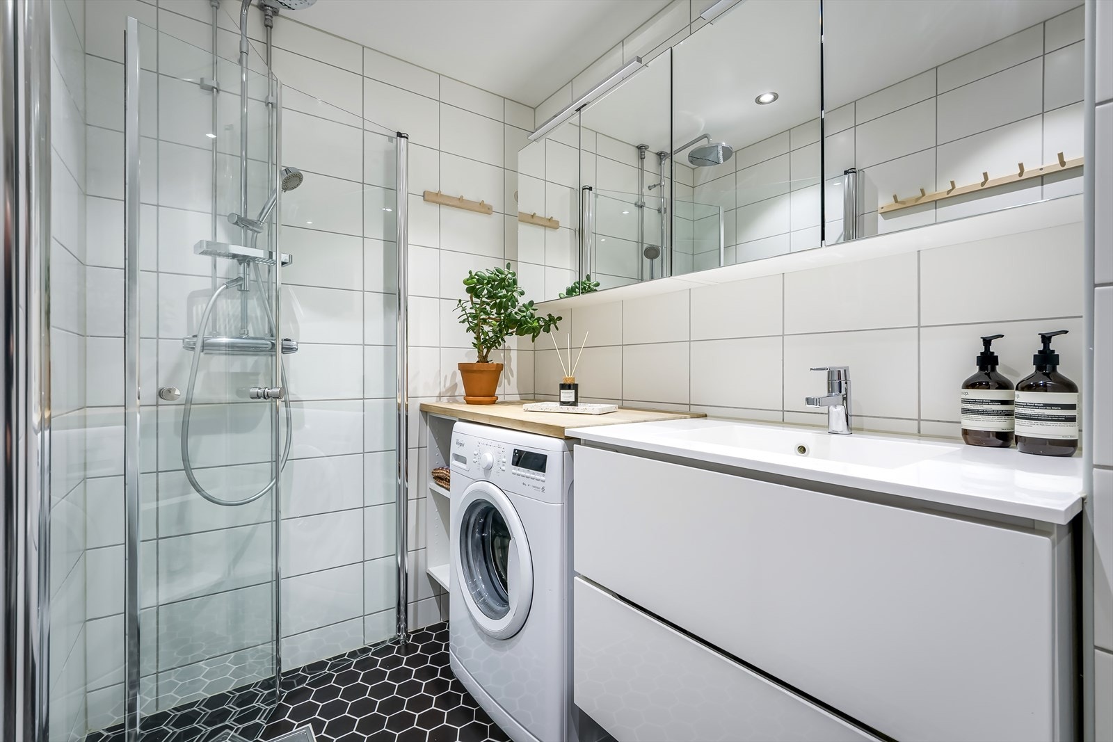 Lekkert bad med moderne standard og opplegg for vaskemaskin. Galleribilde