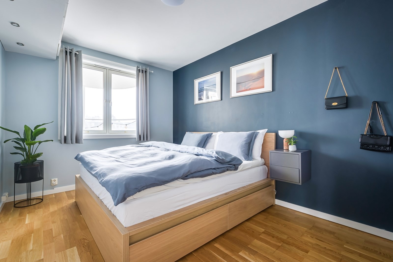 Romslig hovedsoverom med plass til dobbeltseng og tilhørende møblement. Galleribilde