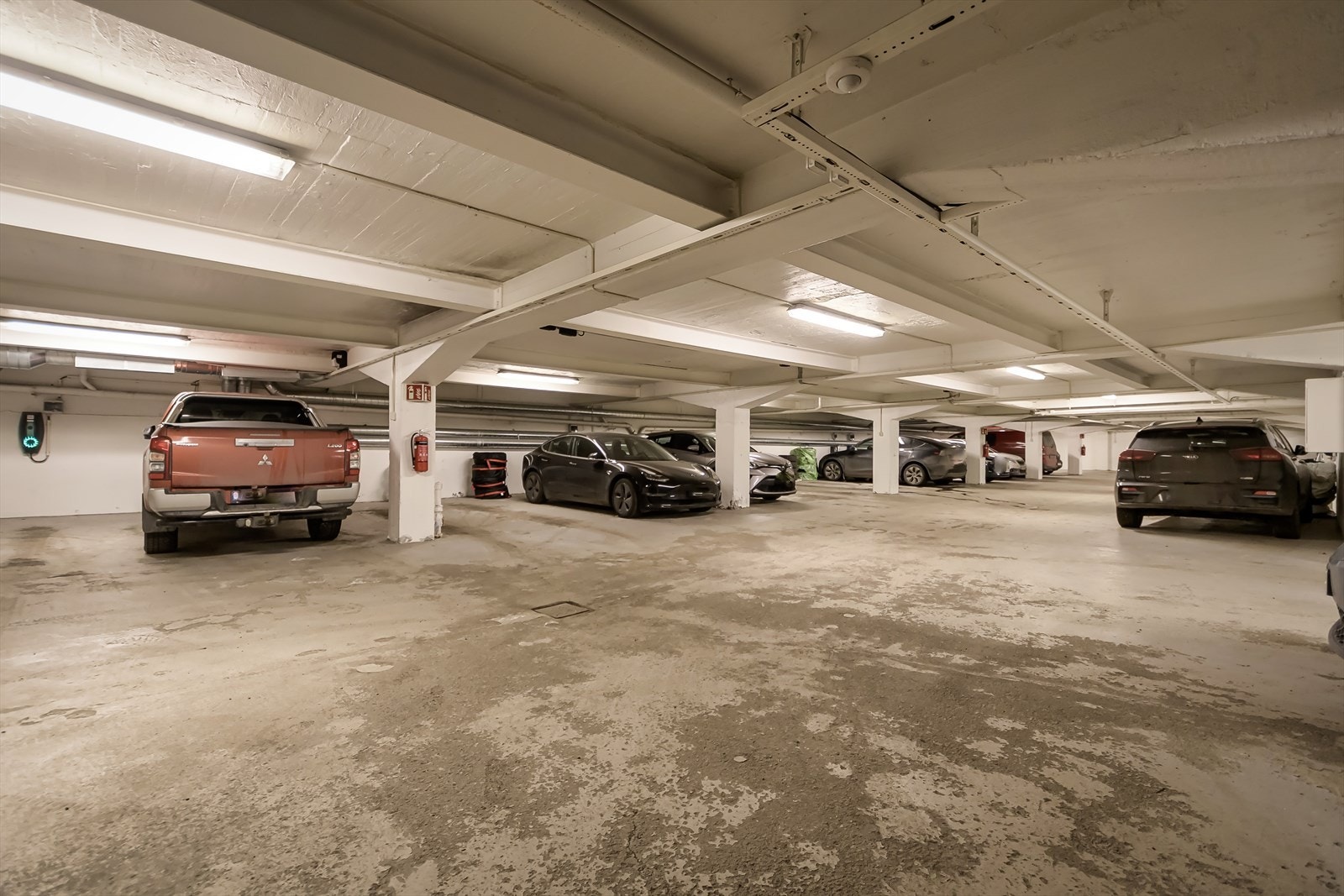 Borettslaget disponerer 21 stykk garasjeplasser i Treschowsgate Næringslokaler AS (selskap 68) som er mulighet til å leie hvis ledig. Galleribilde