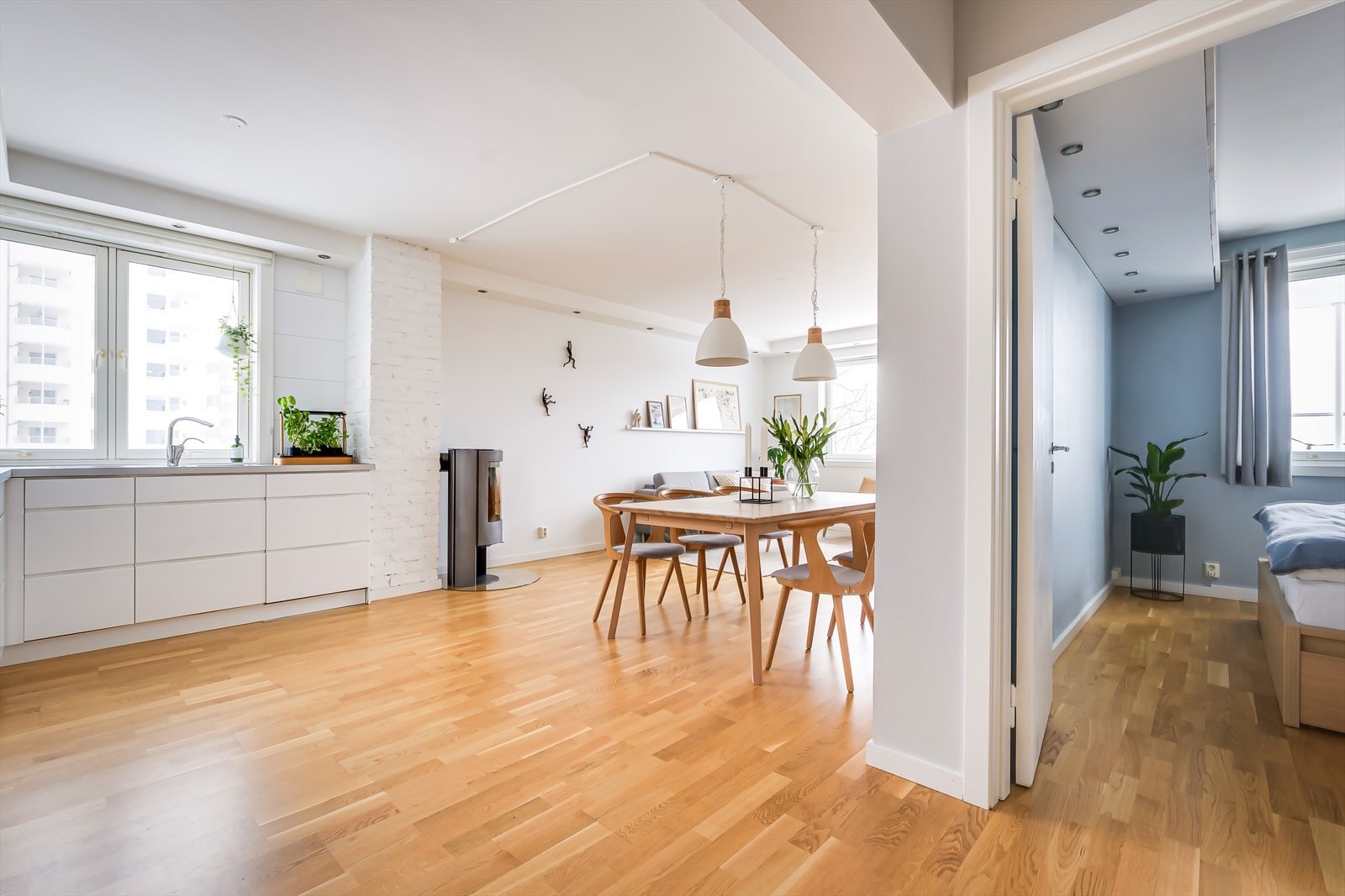 Den hjørnebeliggende plasseringen i bygget gir gode lysforhold og en luftig atmosfære. Galleribilde