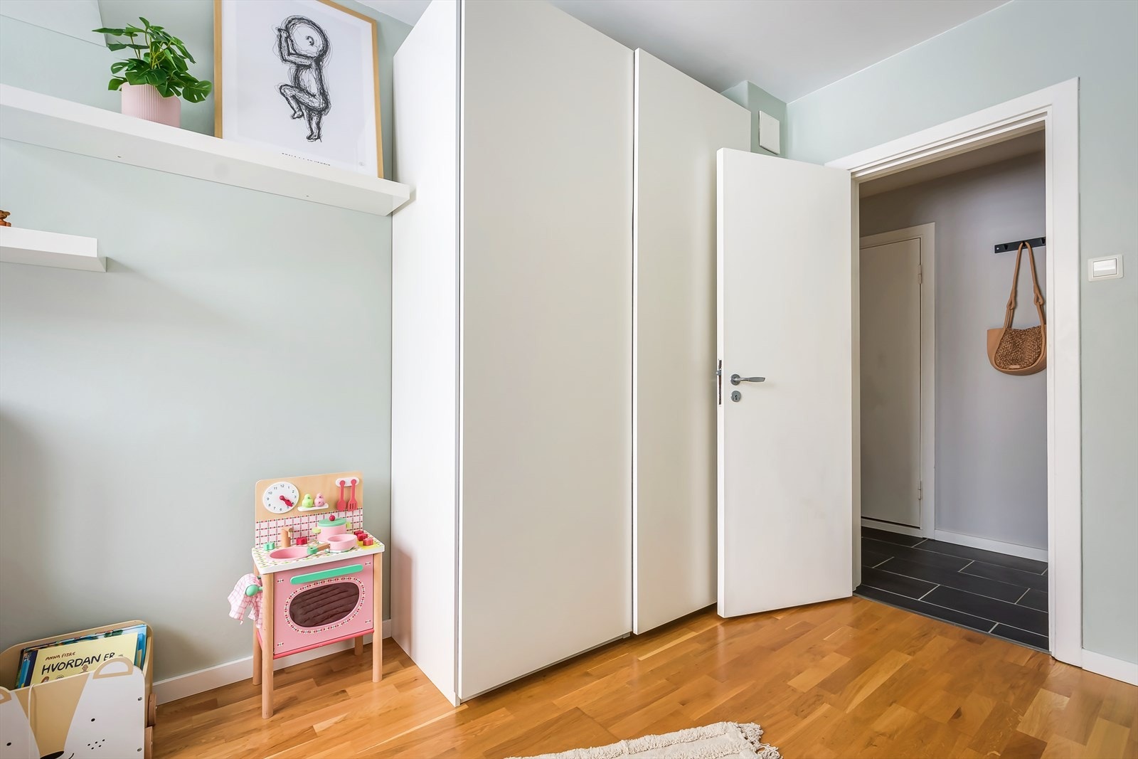 Rommet brukes i dag som barnerom, men egner seg også godt som gjesterom eller kontor. Galleribilde