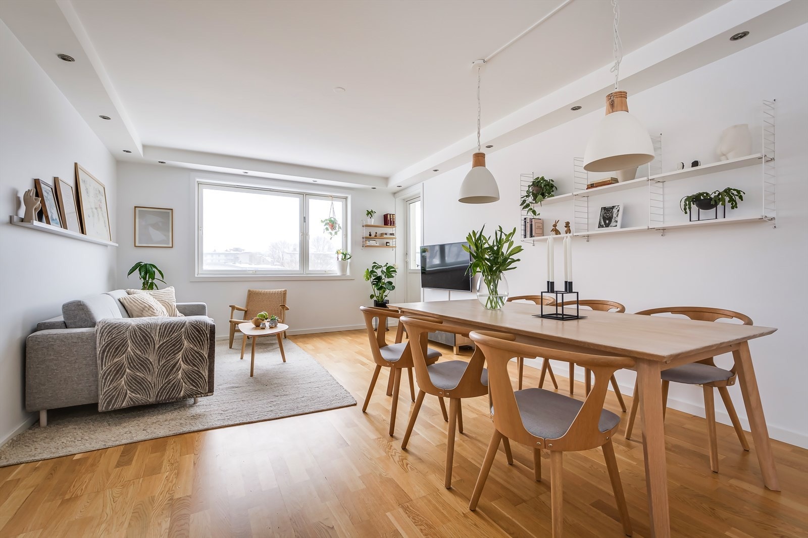 Den lyse og hyggelige stuen har store vindusflater som sikrer gode lysforhold. Galleribilde