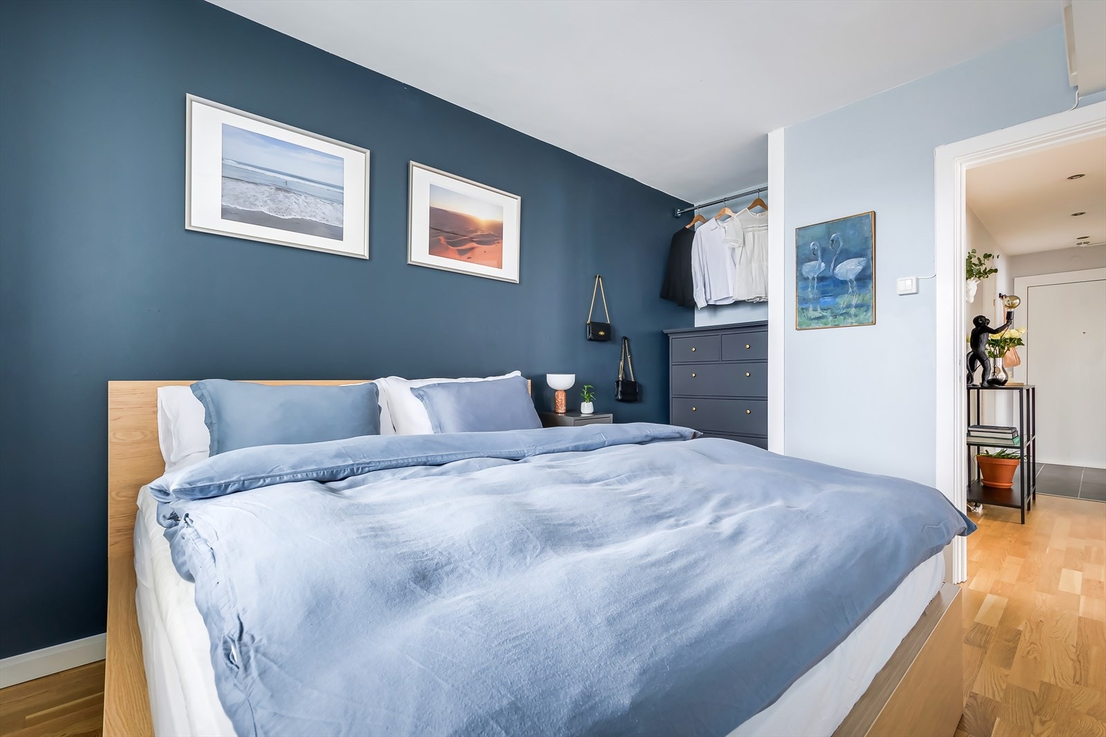 Overflatene er malt i to behagelige blåtoner, og taket har downlights som gir et moderne uttrykk. Galleribilde