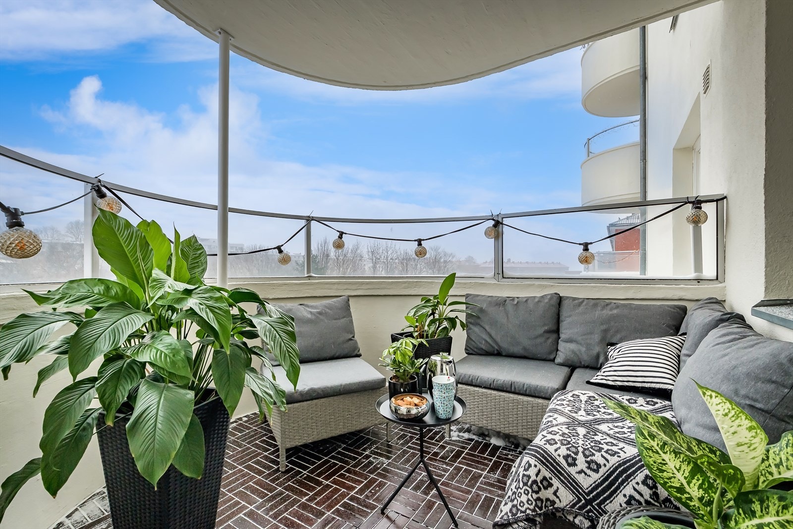 En meget tiltalende 3-roms hjørneleilighet i 3. etasje med balkong og utsikt utover Akerselva. Galleribilde