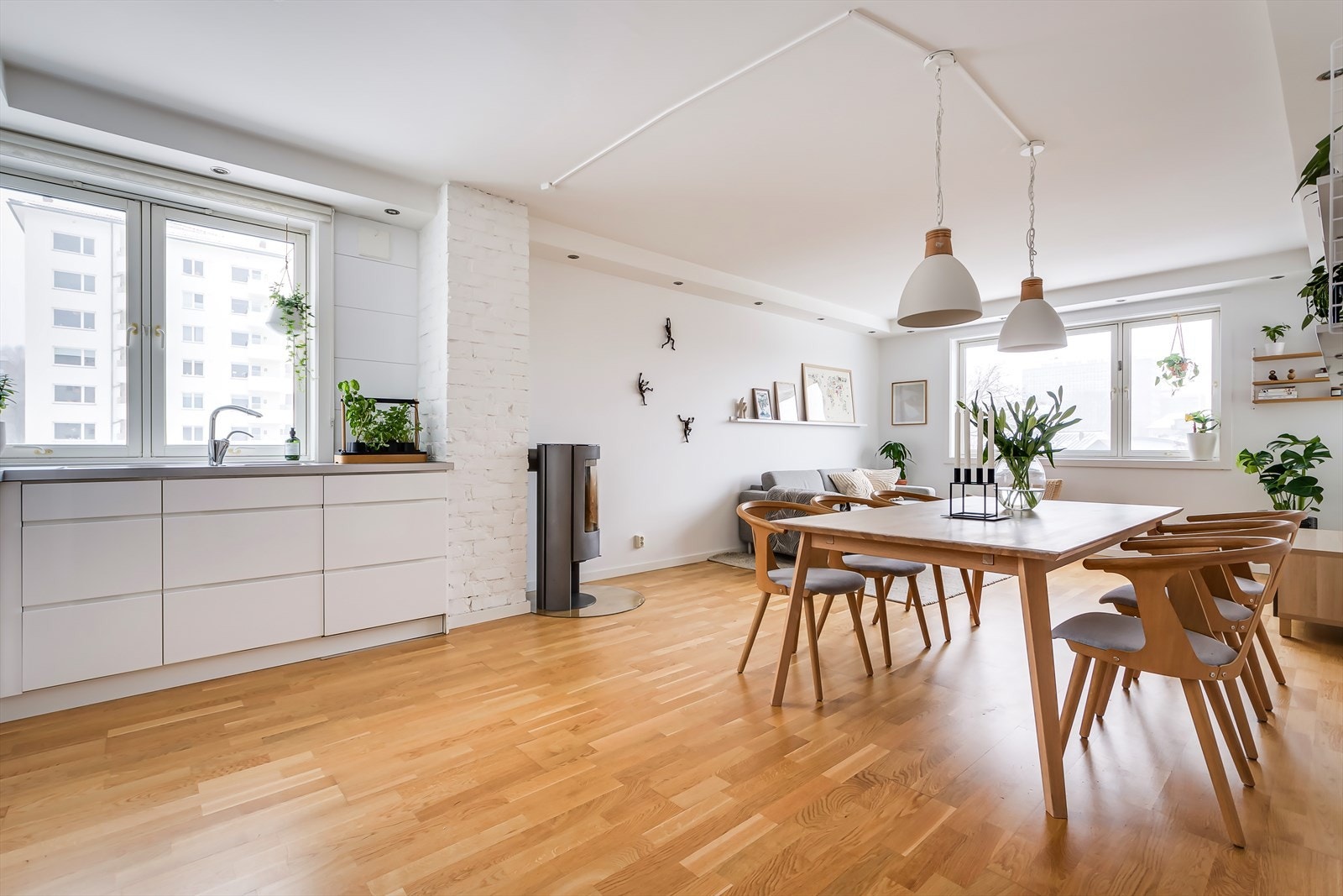 Stue og kjøkken er kombinert i en åpen og sosial løsning, noe som skaper et innbydende oppholdsrom. Galleribilde