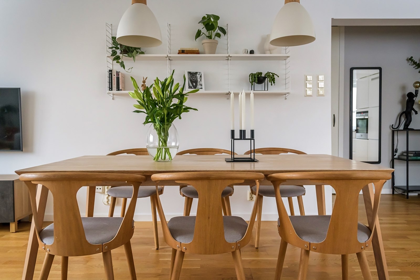 Det er god plass til å invitere til en hyggelig middag rundt spisebordet. Galleribilde