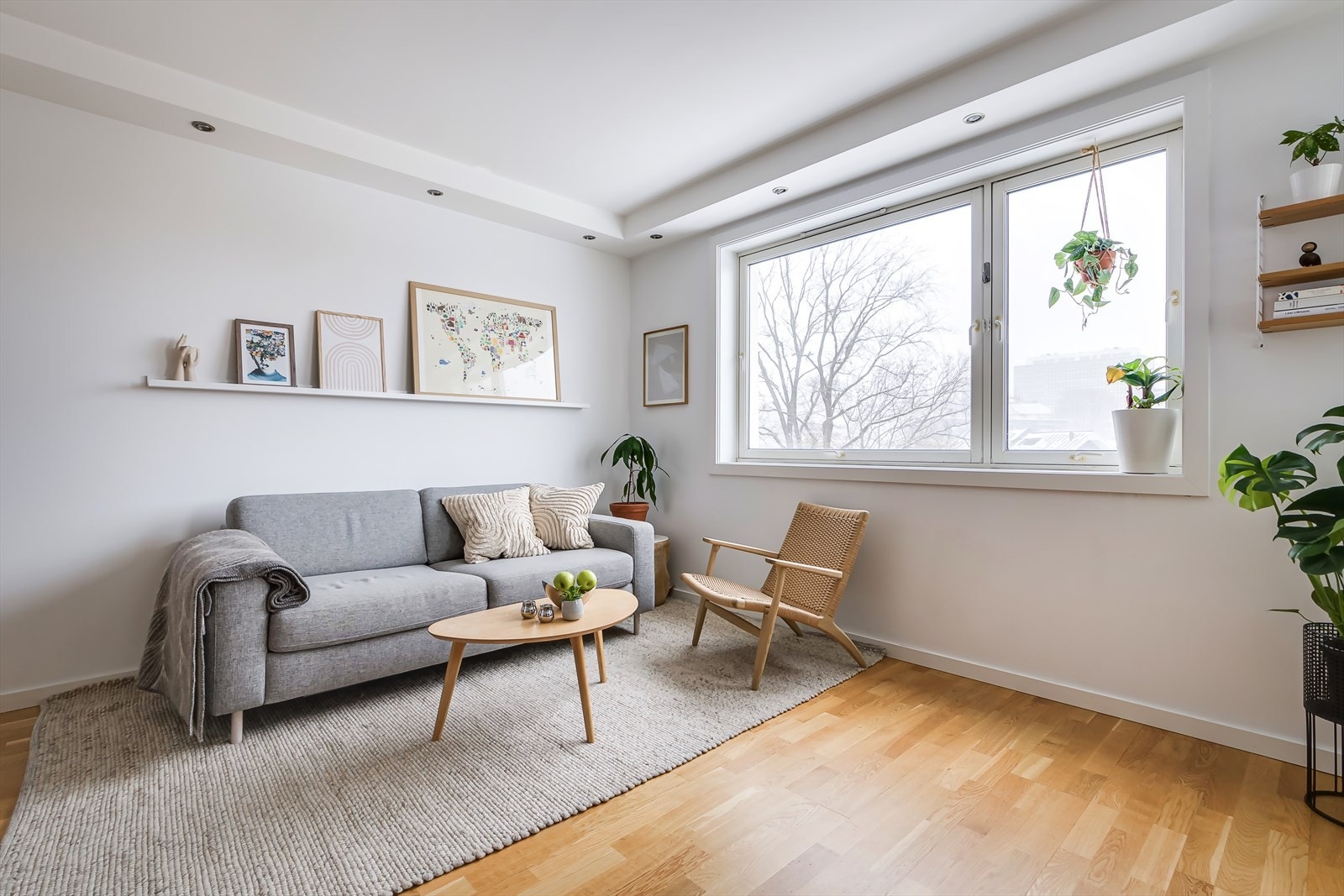 Det er gode muligheter for innredning med plass til sofa, TV-møbler og spisebord. Galleribilde