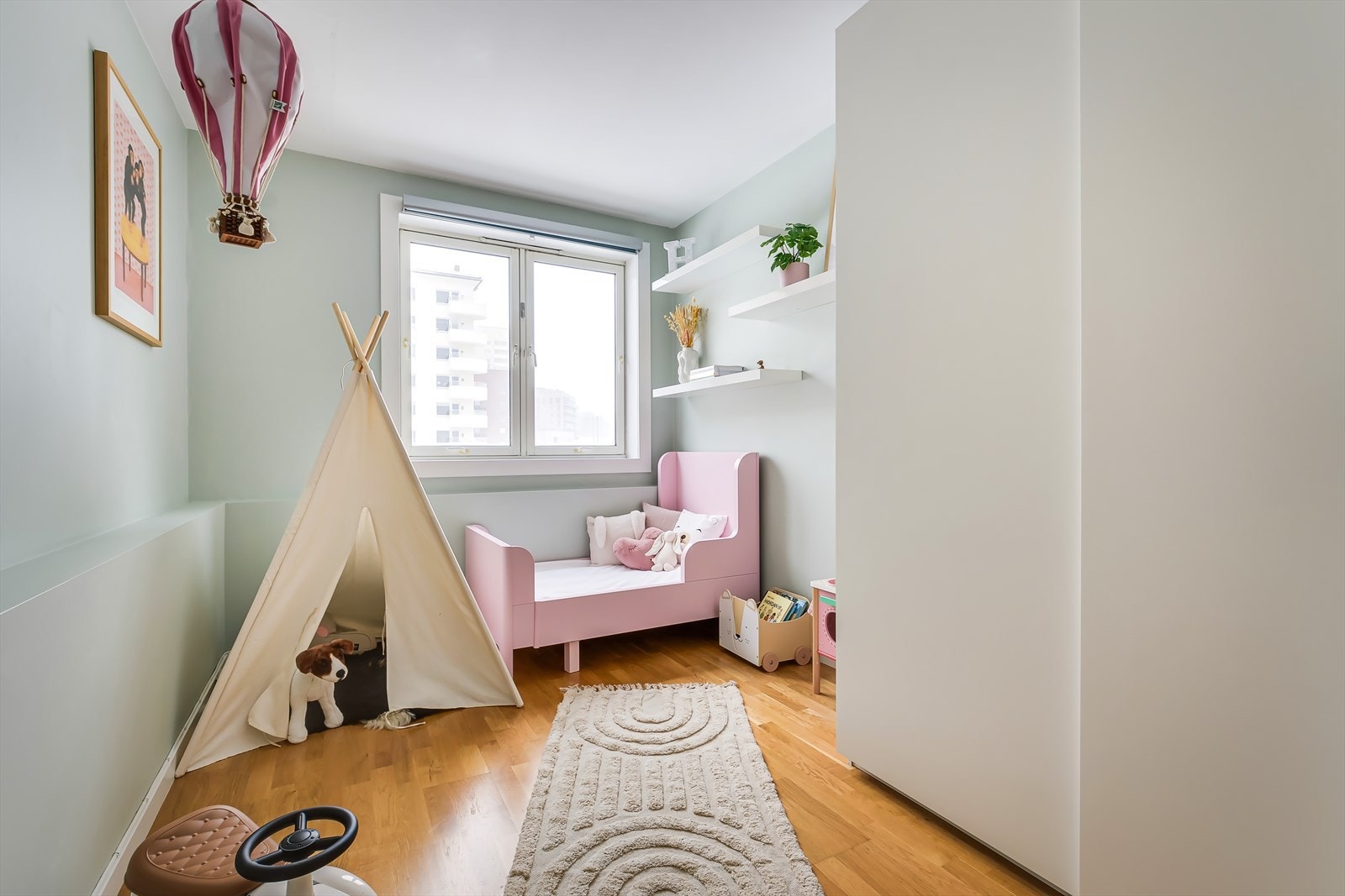 Flott og allsidig soverom med plass til seng og tilhørende møbler. Galleribilde