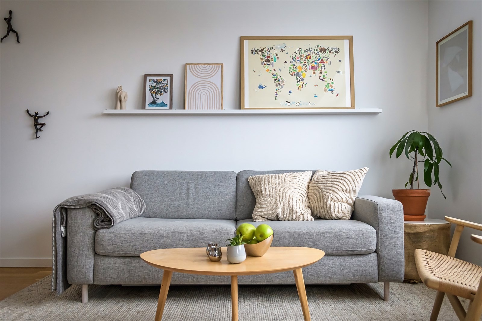 Hele leiligheten er malt i moderne og tidsriktige farger og holder en god standard. Galleribilde