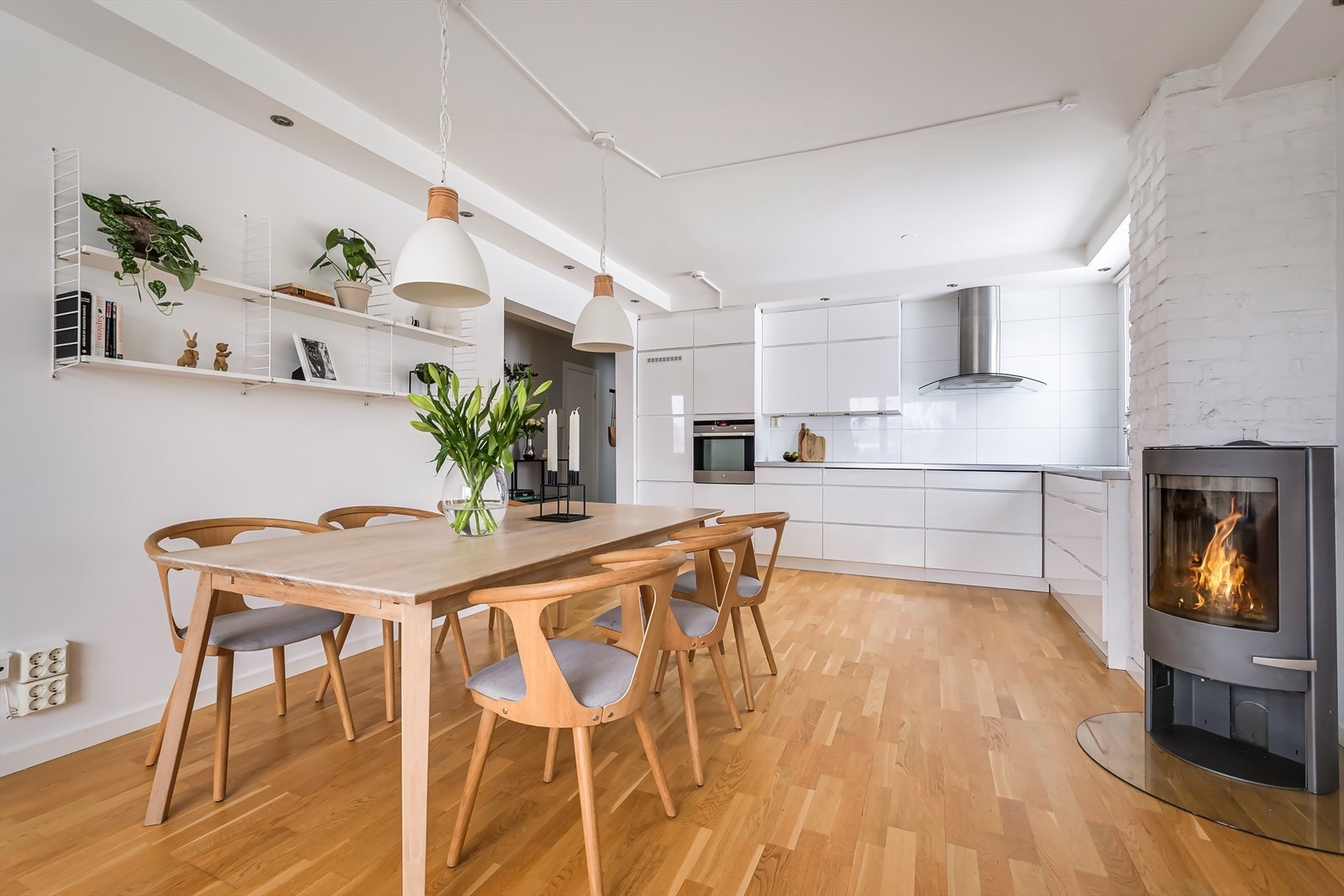 En elegant vedovn midt i rommet sørger for ekstra varme på kalde vinterdager. Galleribilde