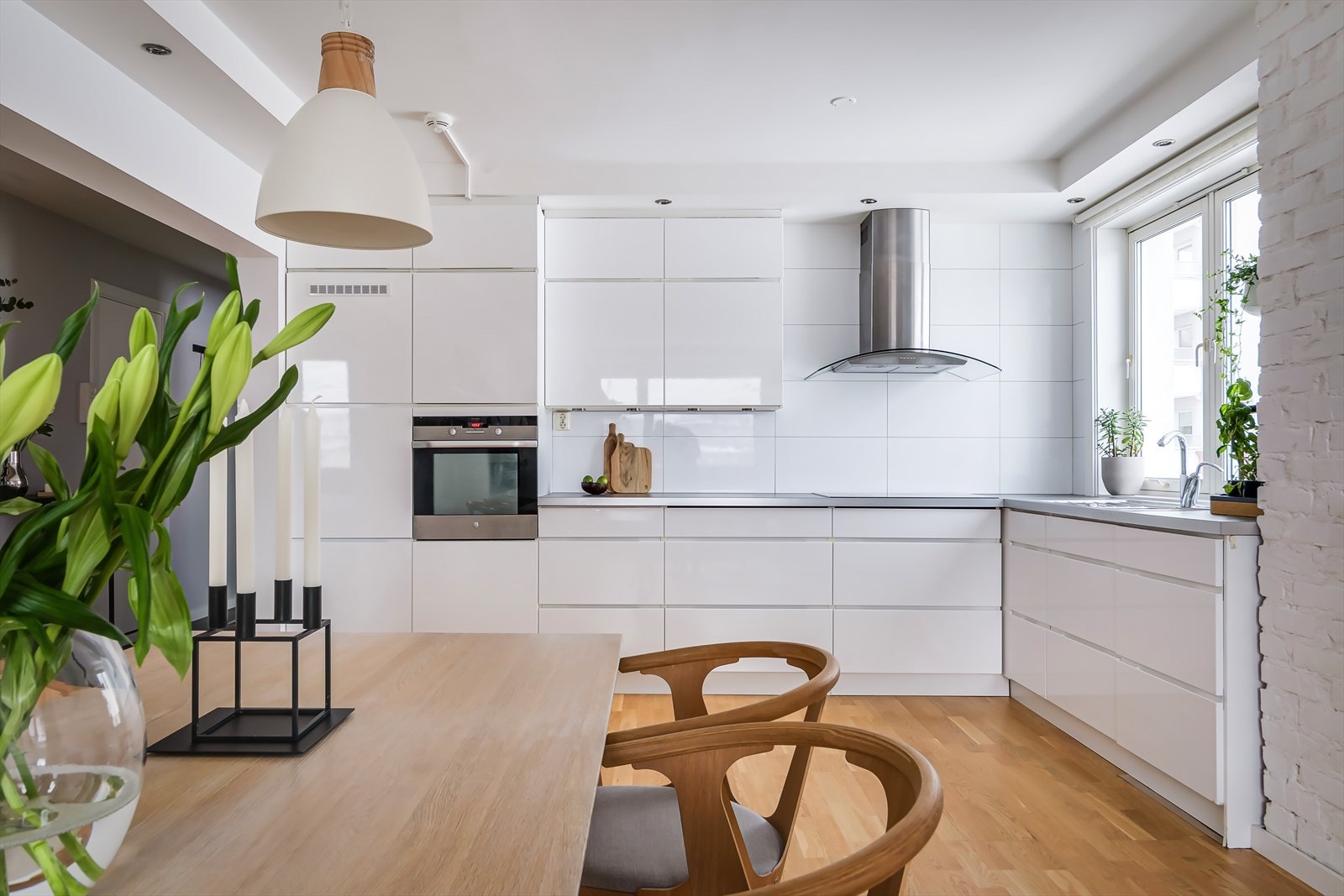 Moderne og funksjonelt kjøkken med rikelig skap- og benkeplass. Galleribilde