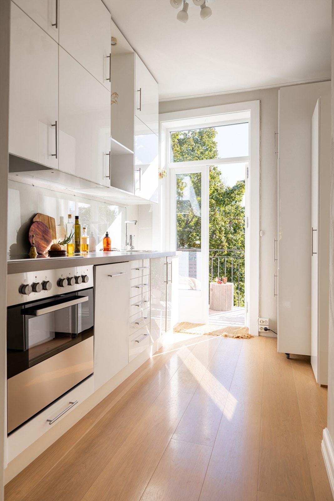 Innredningen består av glatte fronter, benkeplate i laminat og glass plate på vegg over benk. Galleribilde