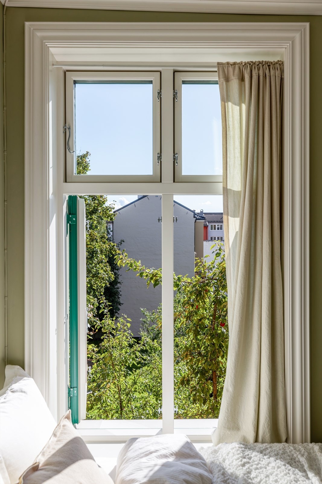 Fra soverommet har du en nydelig utsikt mot frodige grønne omgivelser og gir rommet et lyst og luftig preg. Galleribilde