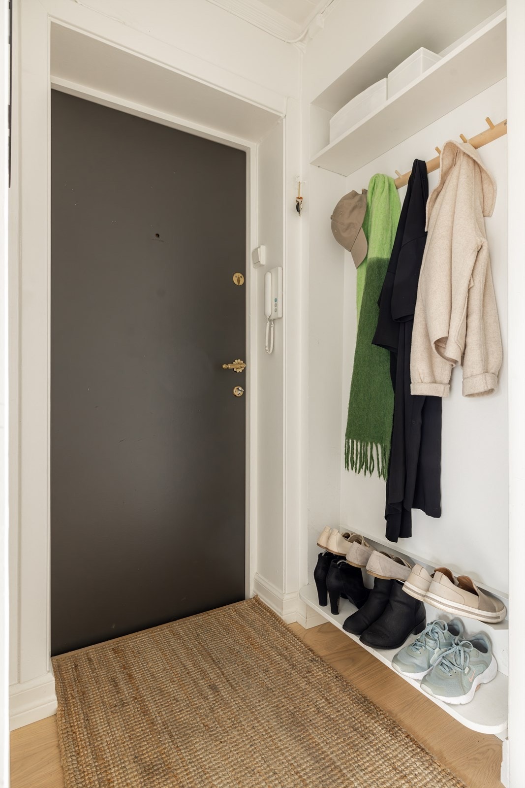 Velkommen inn i en funksjonell og ryddig entré med smarte oppbevaringsløsninger. Galleribilde