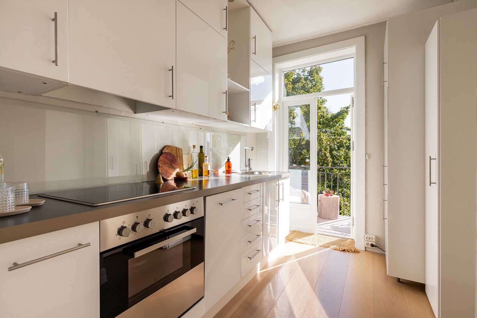 Kjøkkenet har rikelig med oppbevaringsplass i både skap og skuffer. Galleribilde