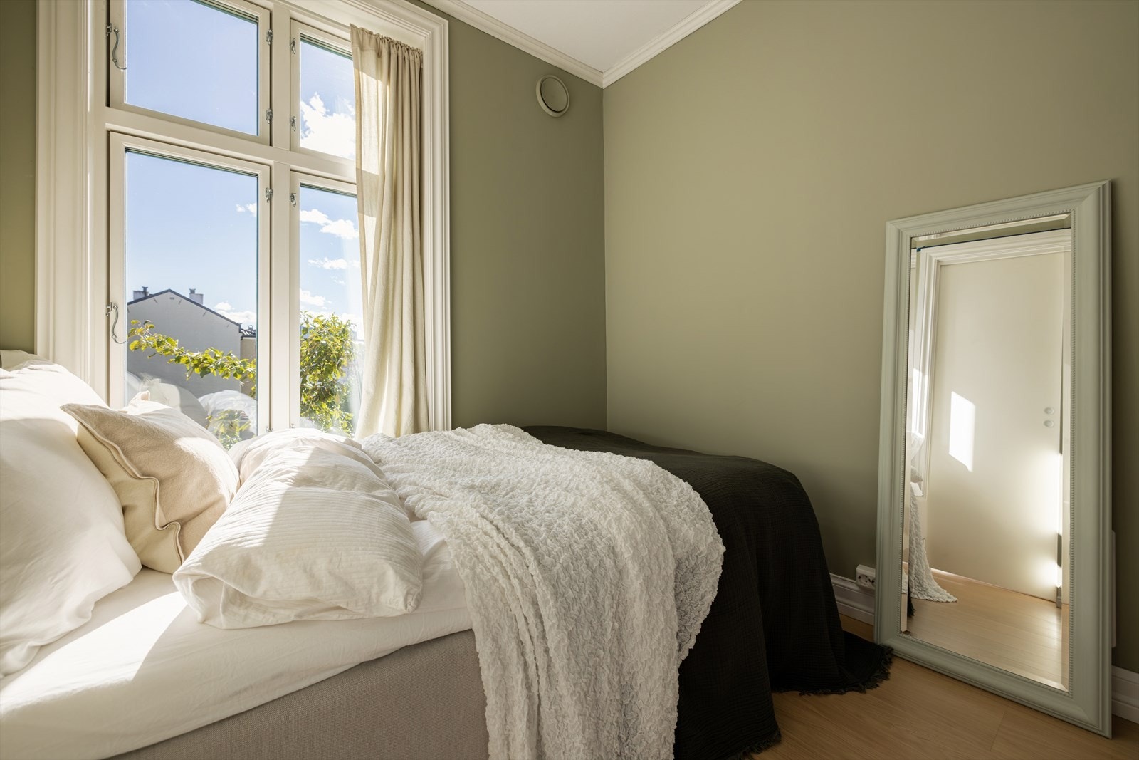 Her er det god plass til seng, nattbord og garderobeskap. Galleribilde