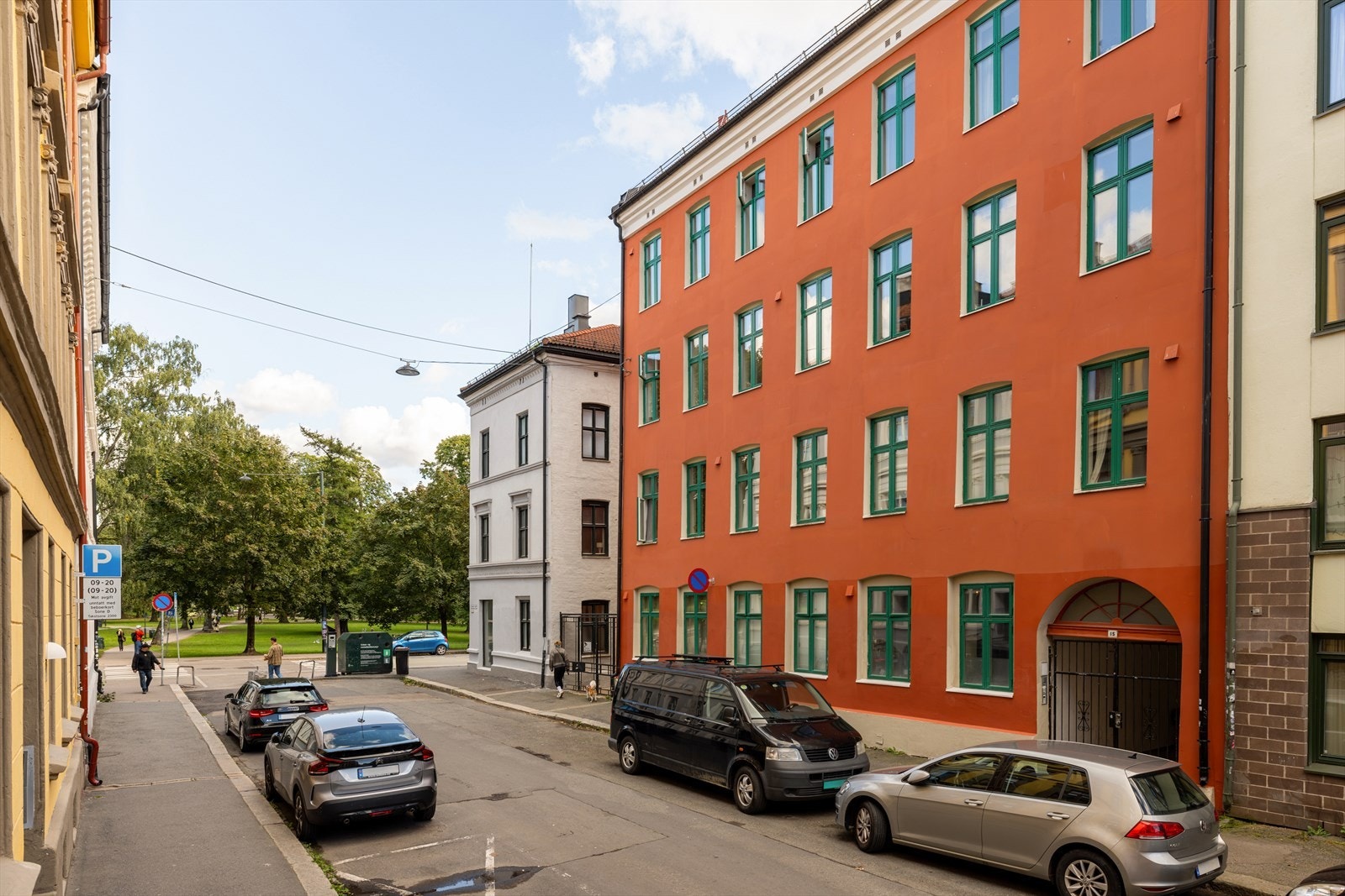 Leiligheten ligger i en rolig gate, skjermet for trafikk og støy. Galleribilde