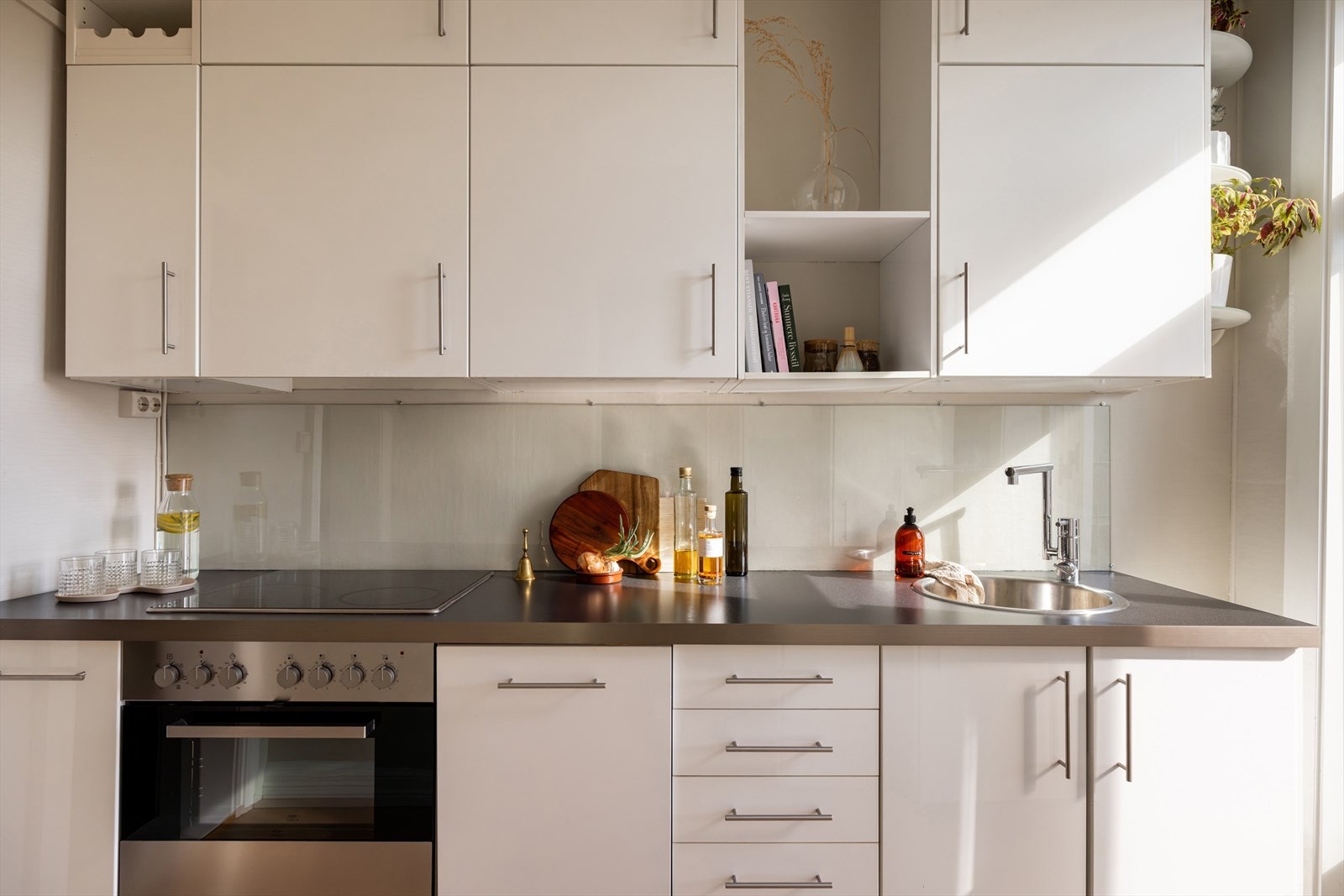 Kjøkkenet består av integrert hvitevarer. I 2017 ble det satt inn nytt integrert kjøleskap og oppvaskmaskin. Galleribilde