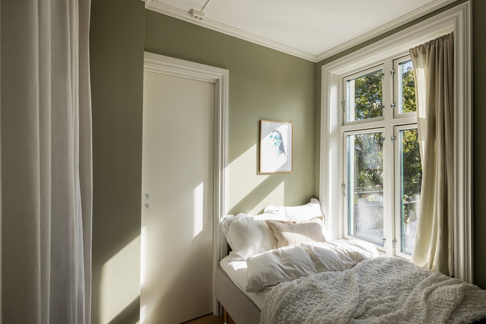 Sjarmerende soverom med harmoniske fargetoner og vakkert lysinnfall, perfekt for rolige og avslappende stunder. Galleribilde