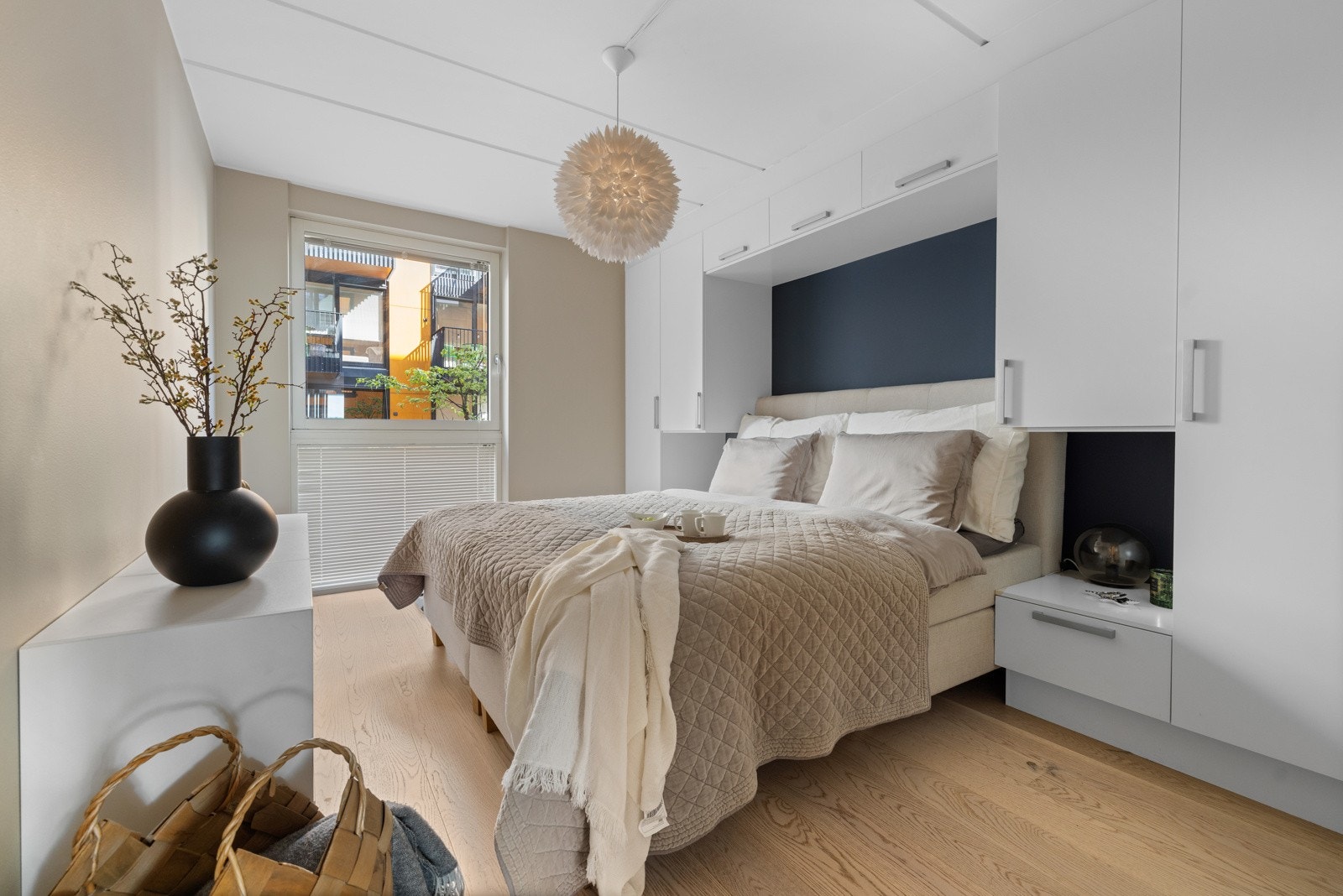 - Hovedsoverom med god plass til dobbeltseng og kommode - Galleribilde