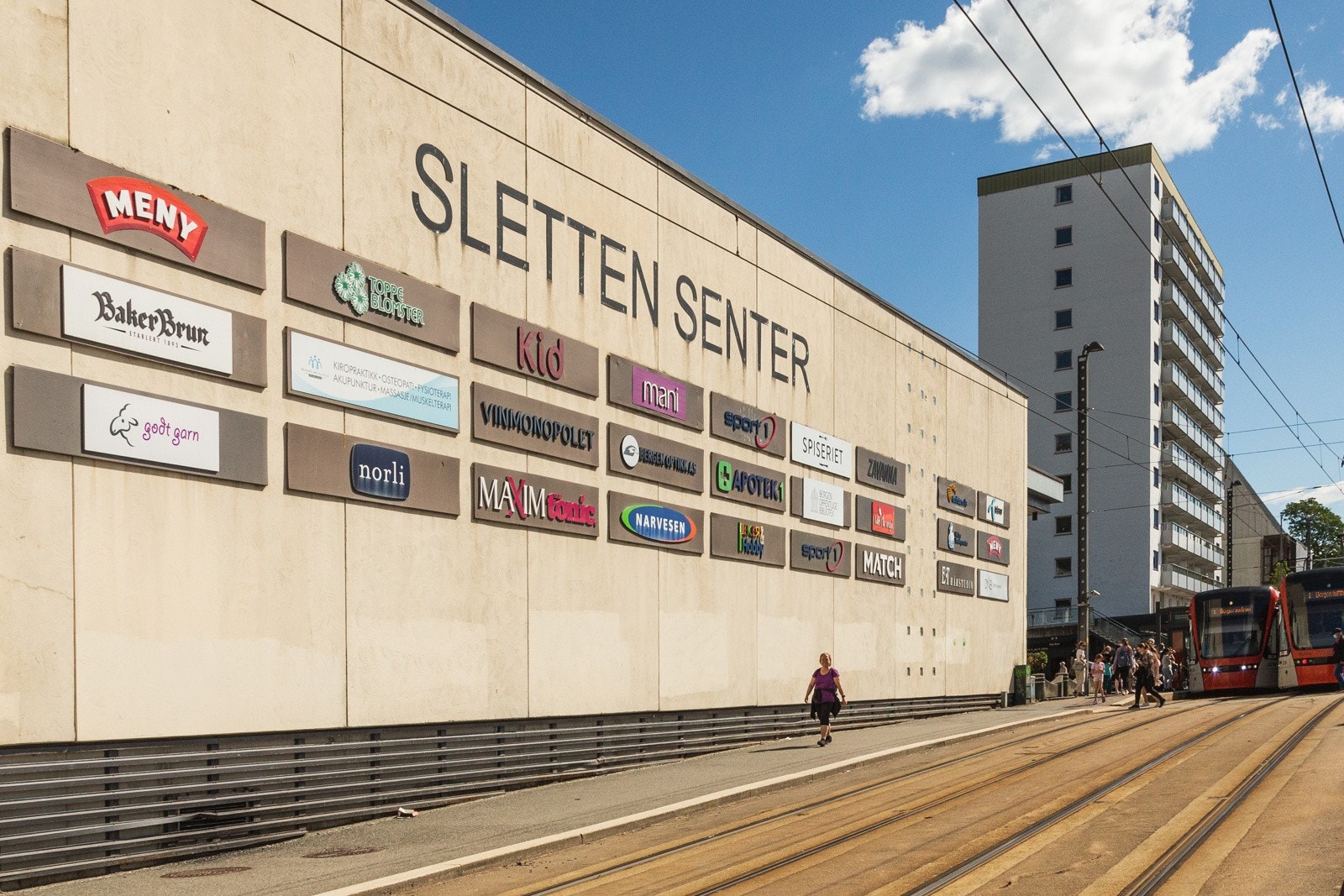 Man har også gåavstand til Sletten senter hvor man har et rikt servicetilbud. Galleribilde