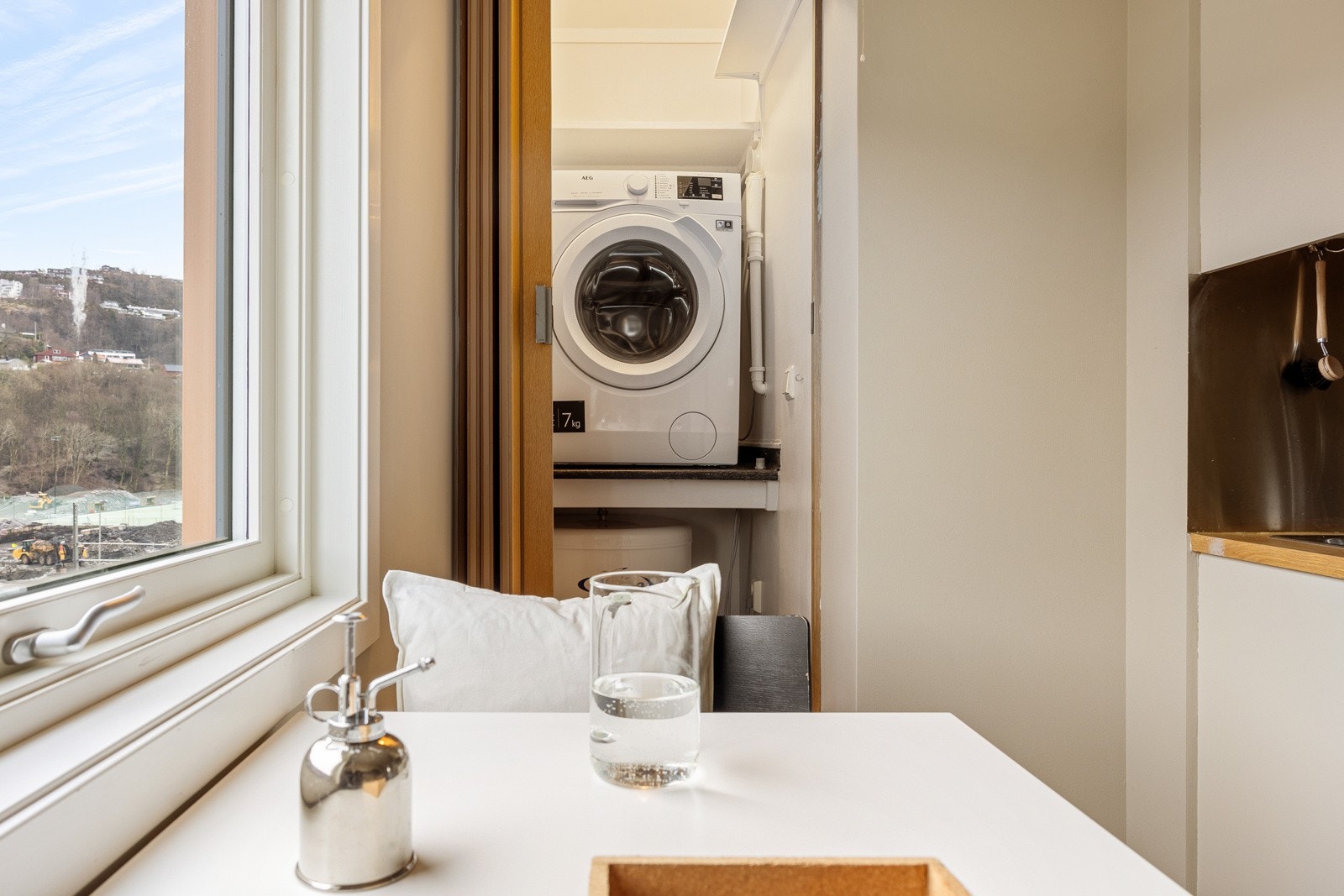 Noen av leilighetene i borettslaget har valgt å integrere vaskeromsarealet i badet for å få et større bad. Galleribilde