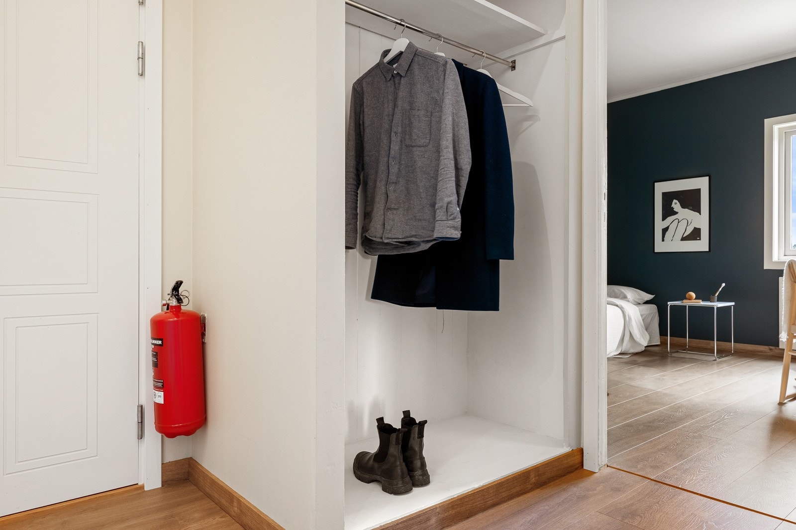 Det er god plass til oppbevaring av yttertøy og sko i innebygget garderobe. Galleribilde