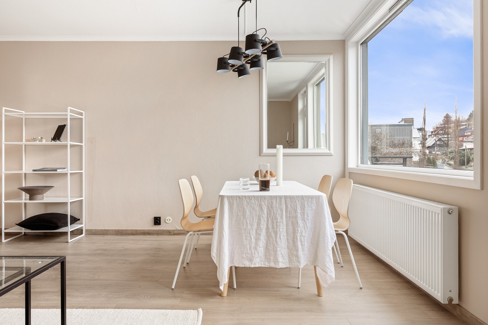 Radiatorvarme, TV og internett er inkludert i felleskostnadene. Galleribilde