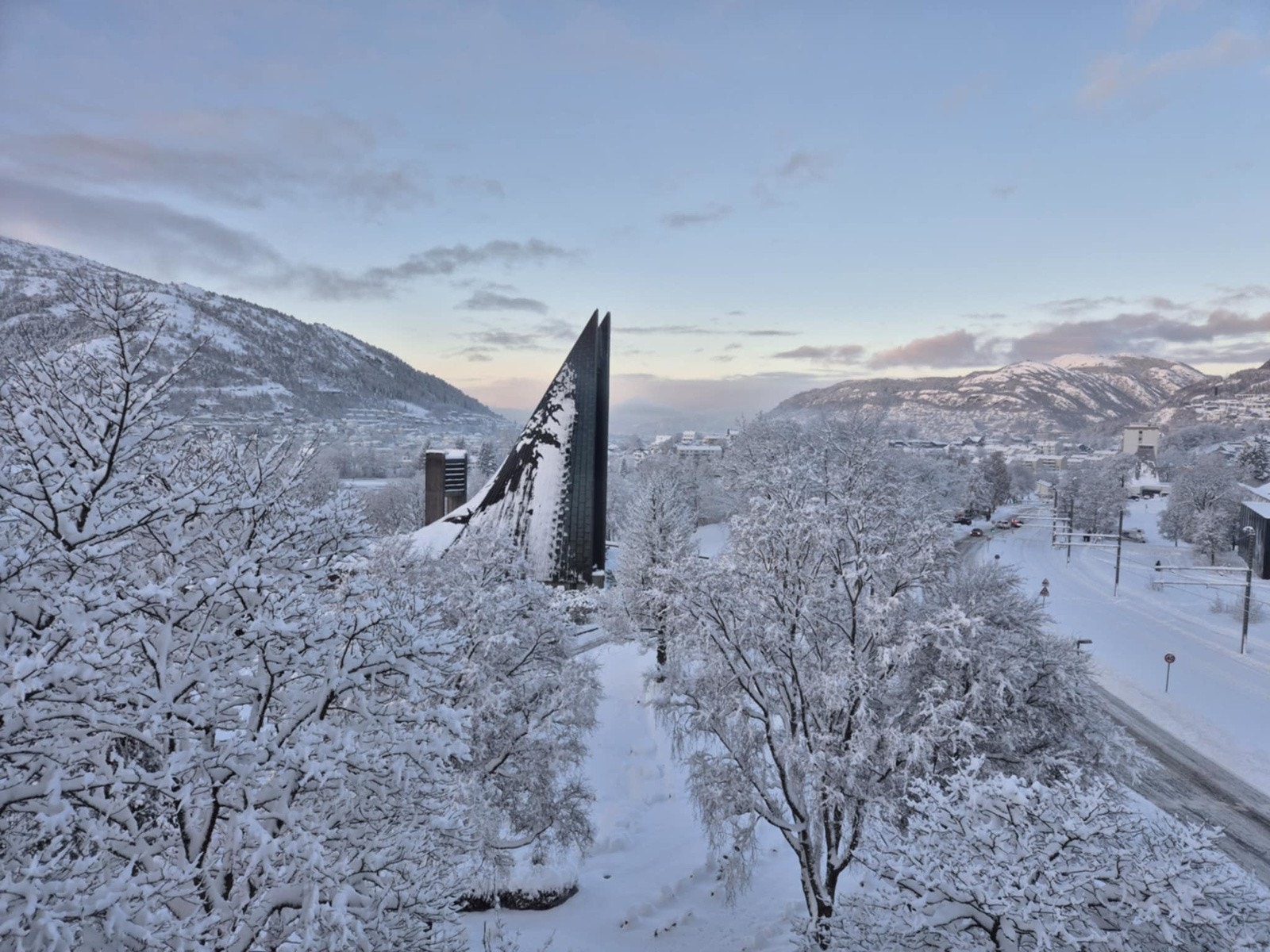 Fra dette soverommet har man en fantastisk utsikt mot Byfjellene og Bergensdalen. Galleribilde