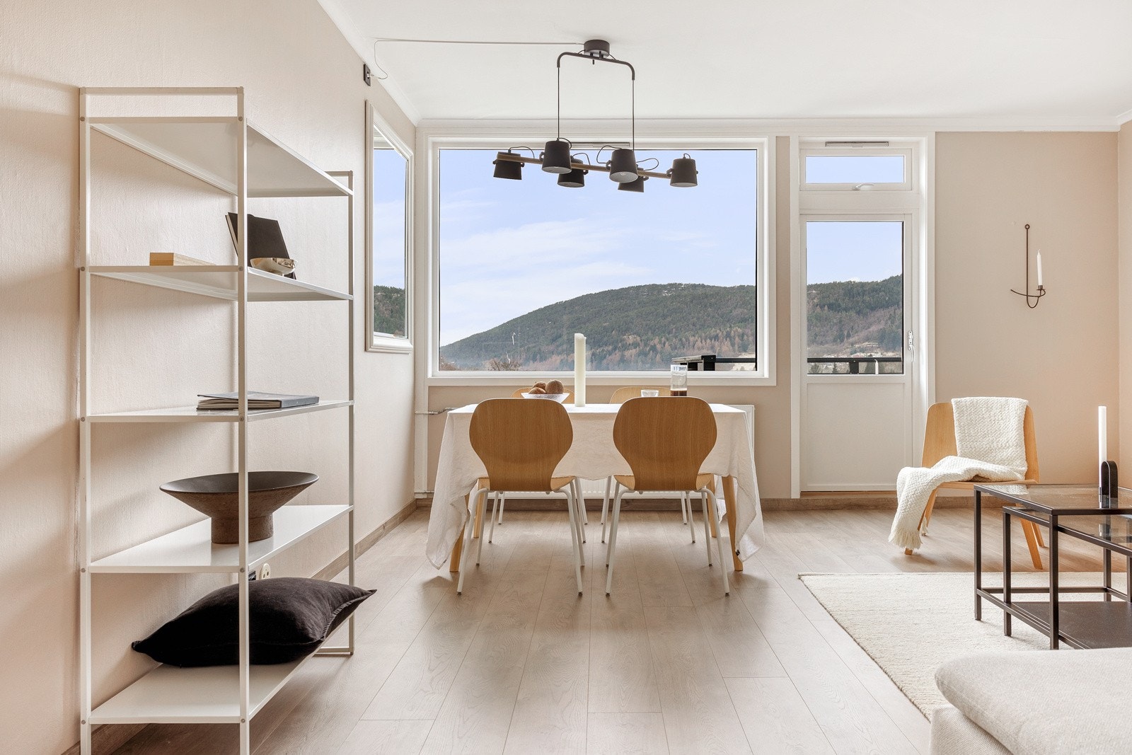 Leilighetens hjerte er den lyse stuen med store vindusflater med sikrer et rikt lysinnslipp og en fantastisk utsikt. Galleribilde