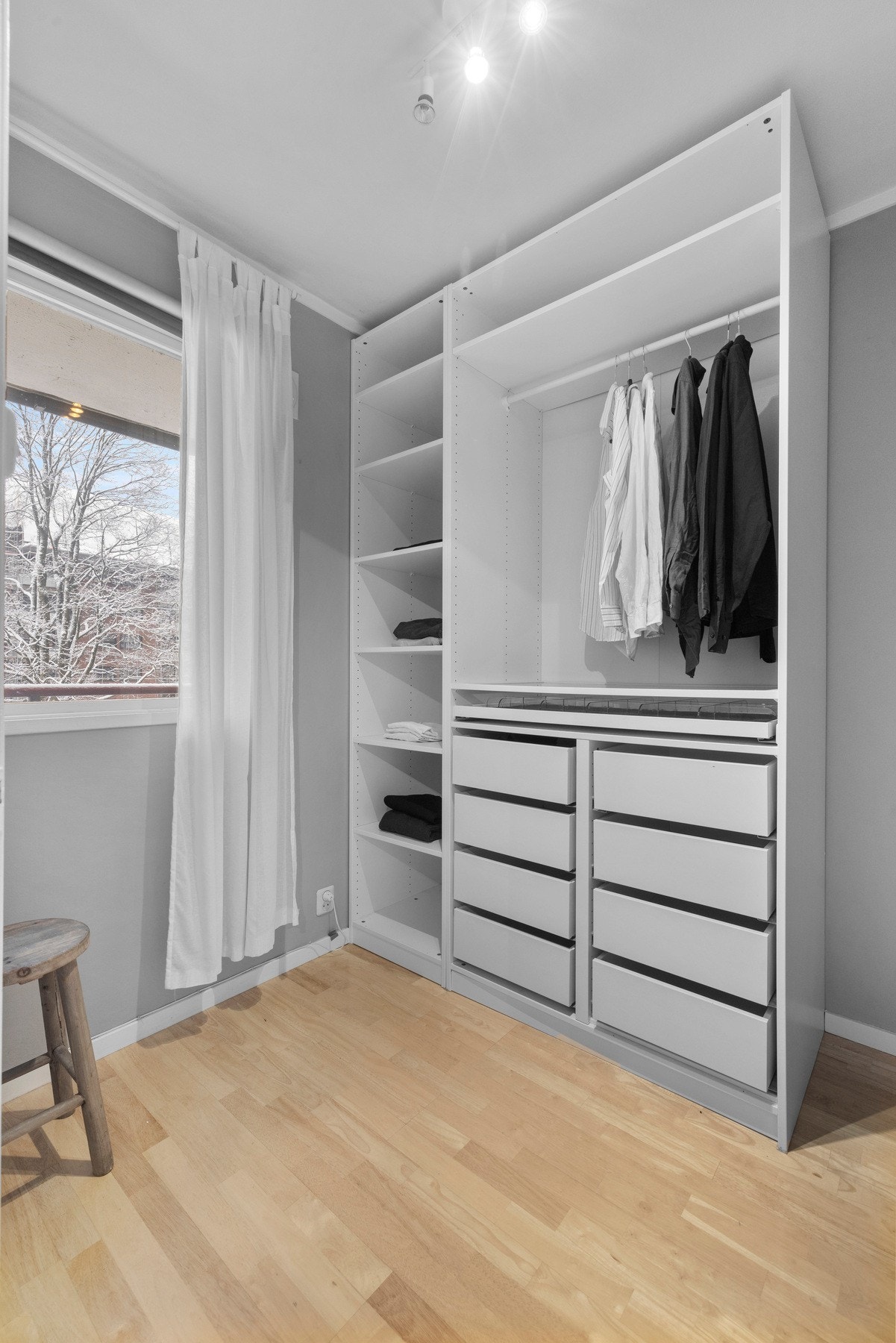 Soverommet er naturlig opplyst med lite innsyn. God plass for garderobeskap Galleribilde