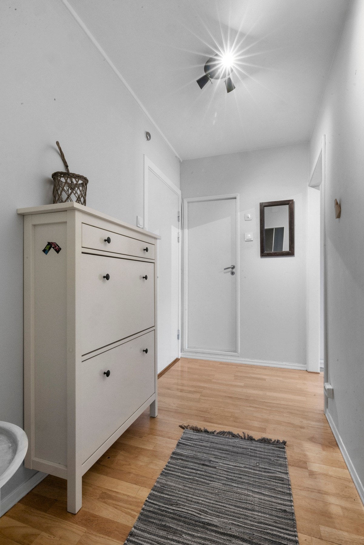 God plass for hylle i entréen for lagring av det mest nødvendige Galleribilde