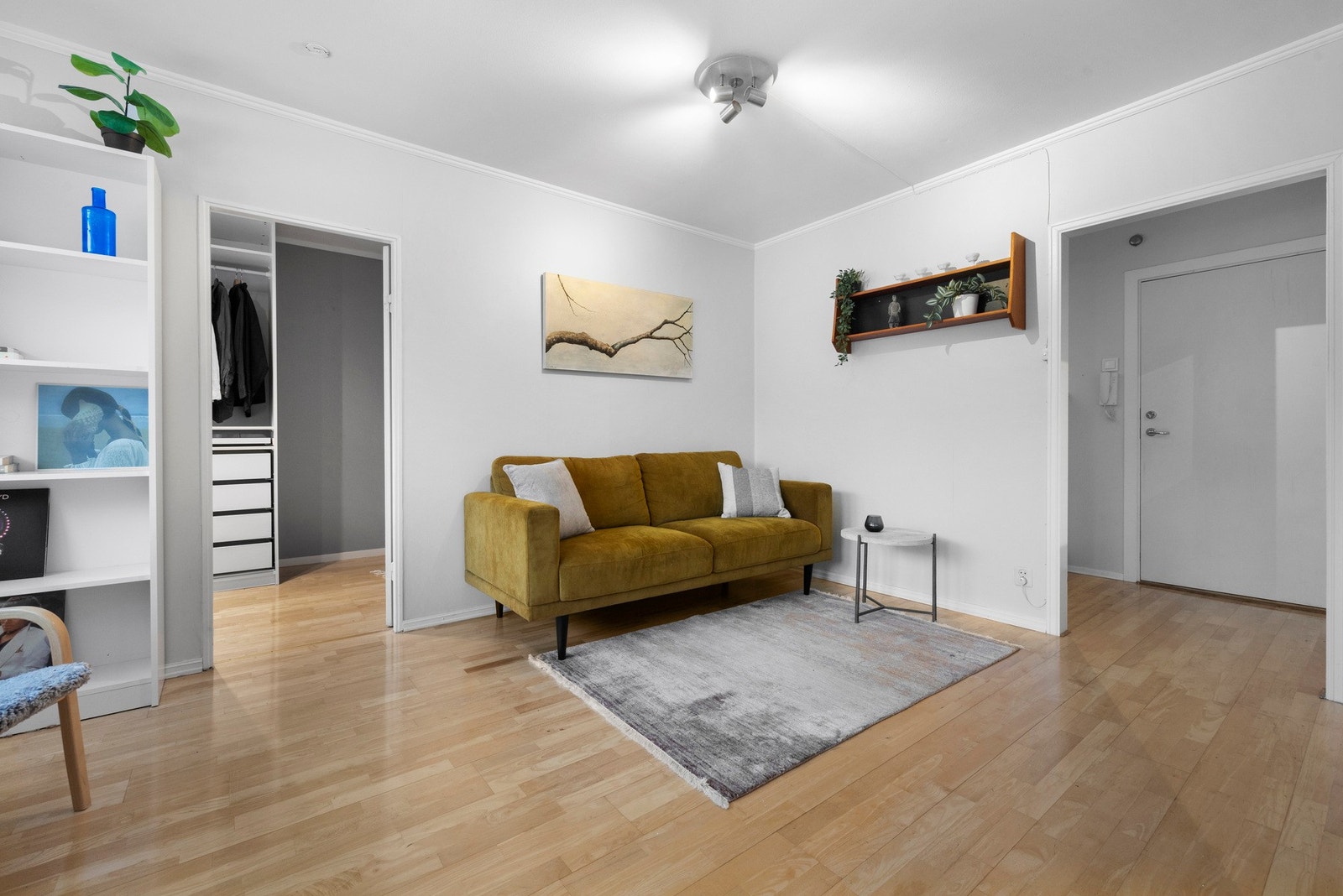 Stuen leder videre til leilighetens romslige soverom Galleribilde