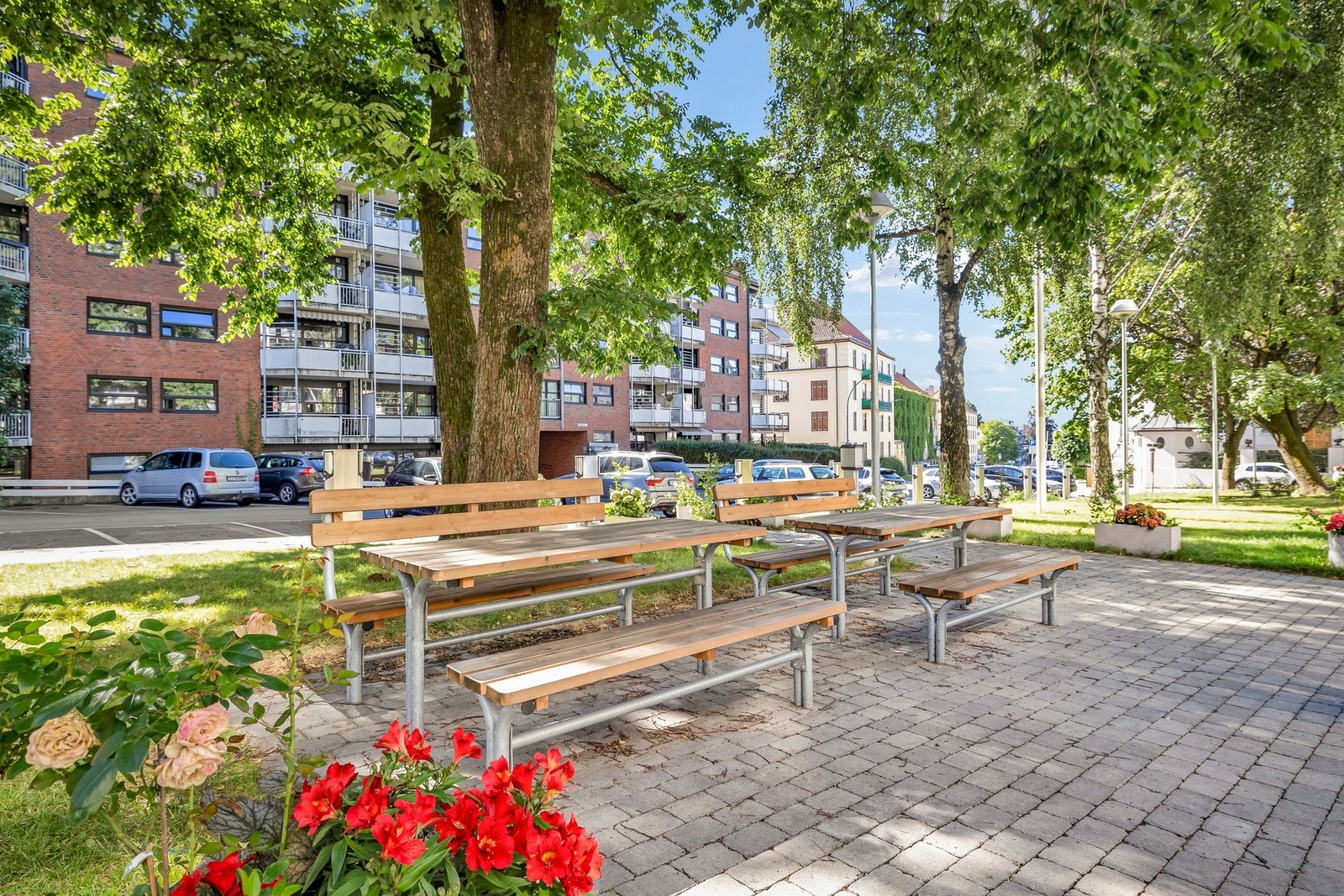 Pent opparbeidede fellesarealer utenfor boligen som er frodige om sommeren Galleribilde