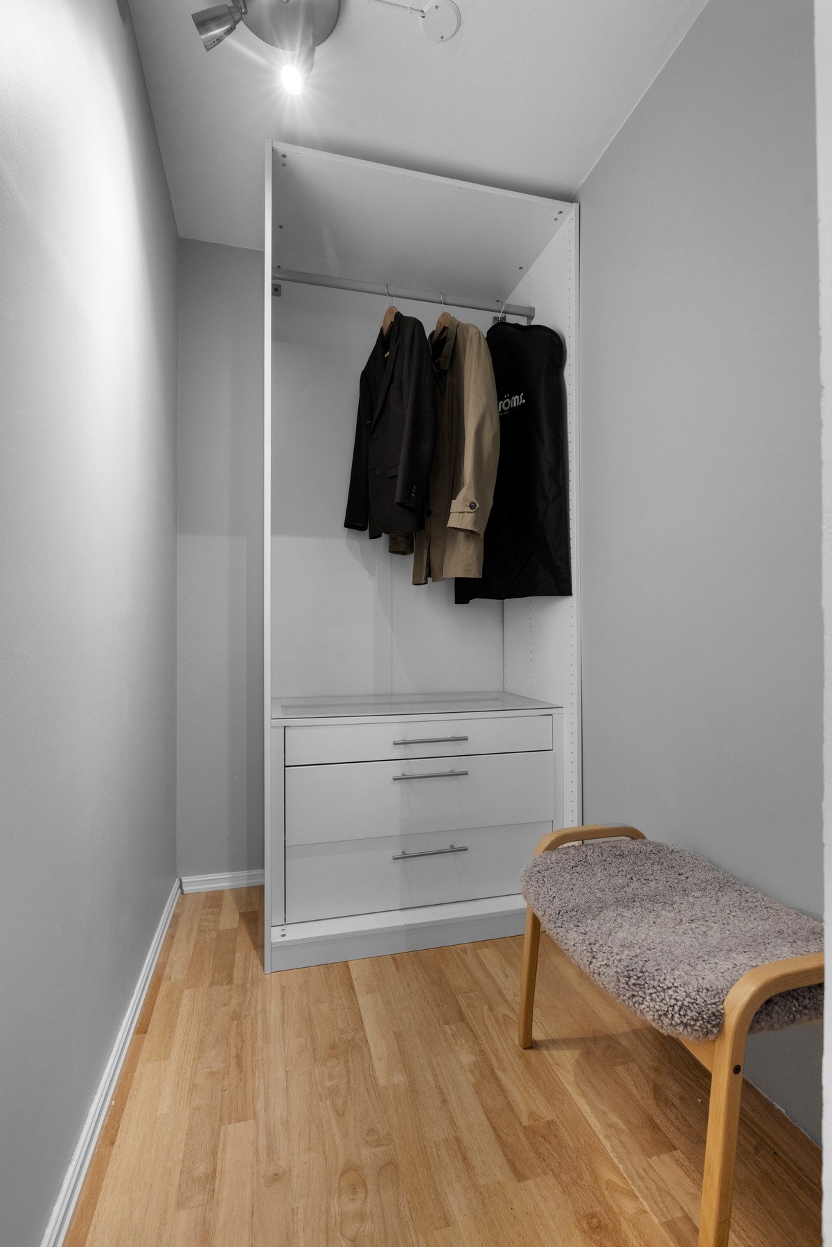 Ypperlig for lagring av klær med mer uten at det roter til leiligheten Galleribilde