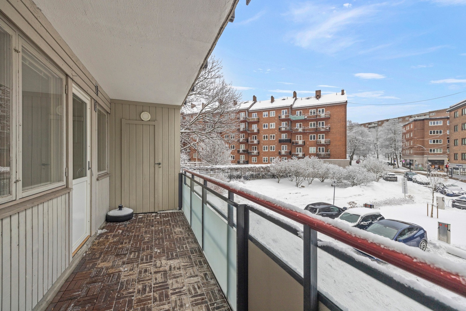 Praktisk utvendig bod, perfekt for puter og pledd til utemøblement Galleribilde