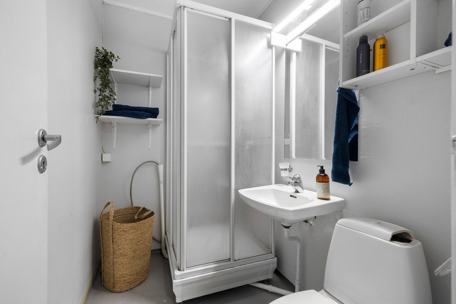 Baderommet har opplegg for vaskemaskin, i tillegg til byggets fellesvaskeri Galleribilde