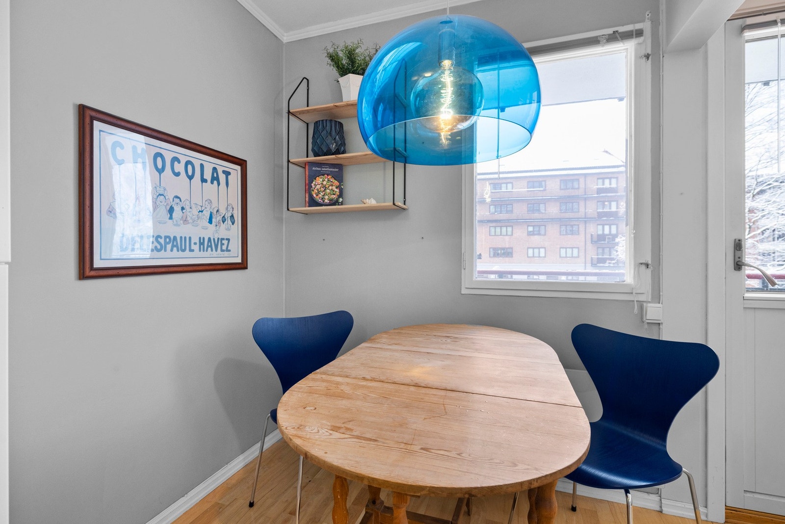 En koselig plass ved vinduet for spisestue Galleribilde