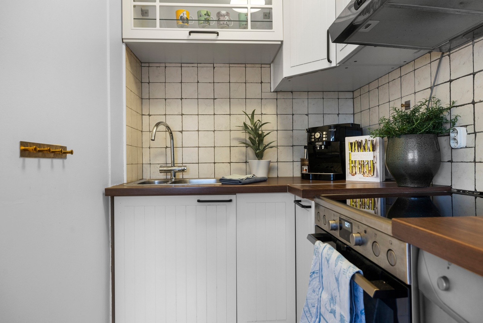 Kjøkkenet er innredet med profilerte fronter, integrert stekeovn og keramisk topp Galleribilde